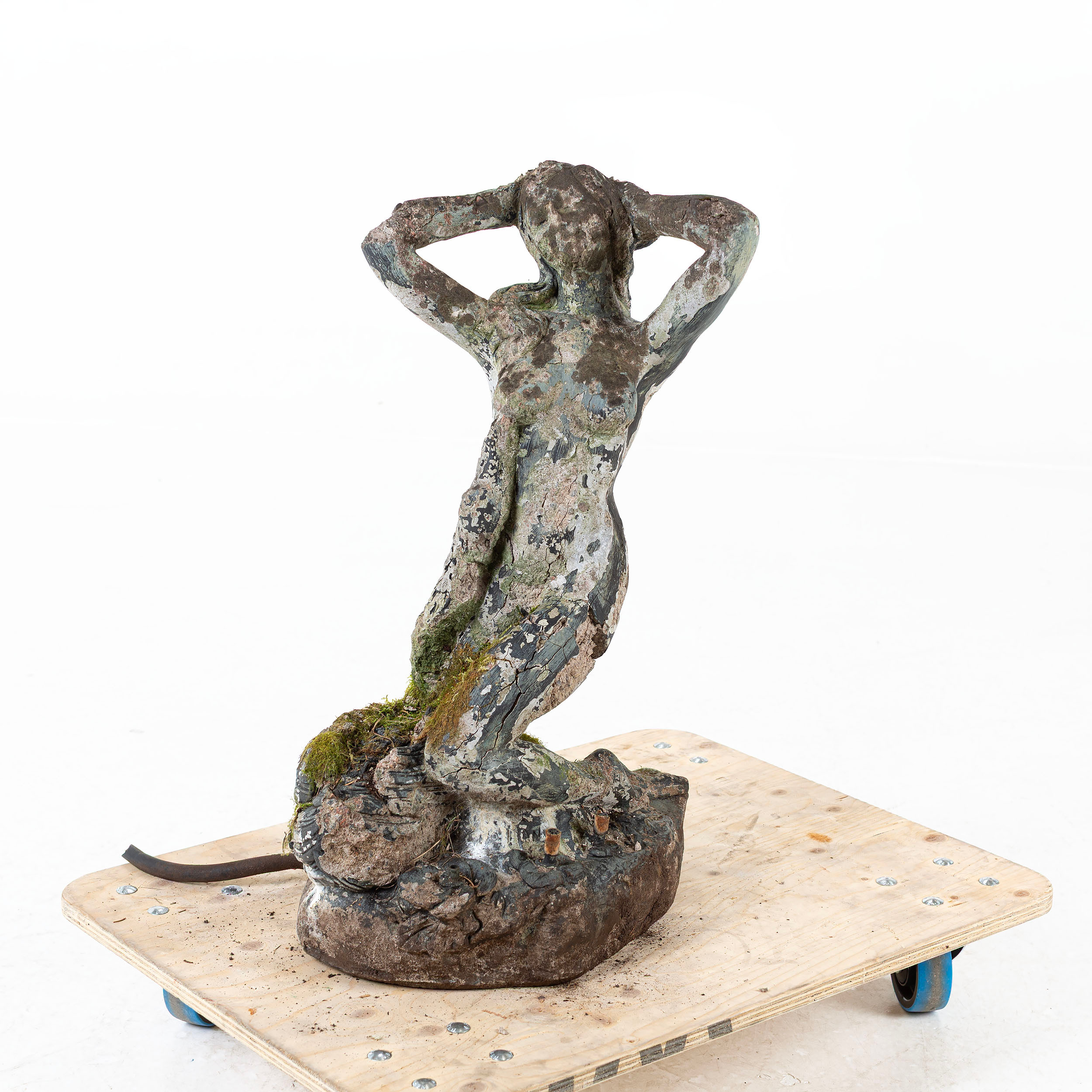 TRÄDGÅRDSSKULPTUR, Stenmassa, form av naken kvinna.