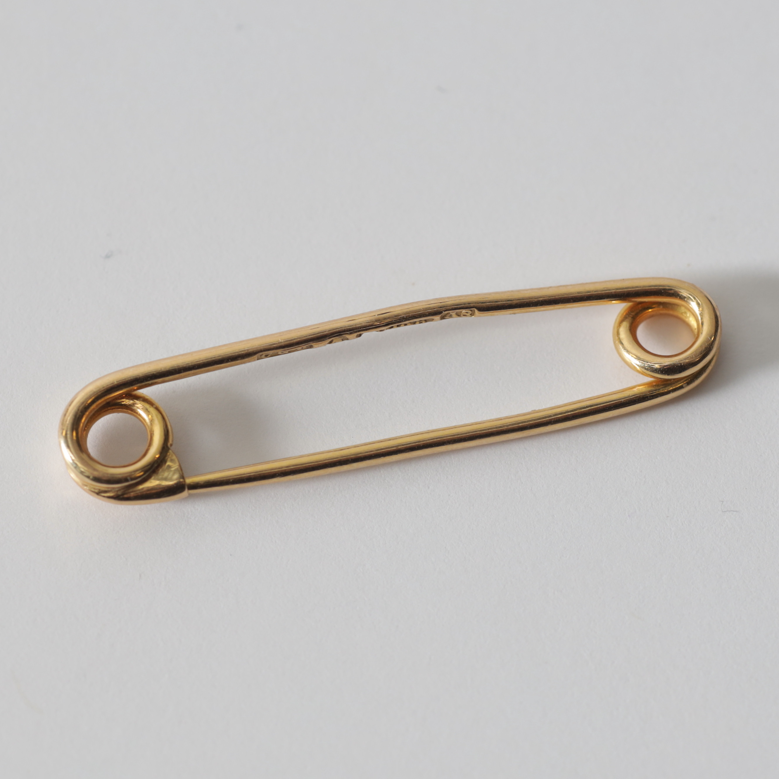 BROSCH/SÄKERHETSNÅL, 18K guld, C.G. Hallbergs Guldsmeds. A.B., Stockholm, 1927. Totalvikt ca 1,9 gram.