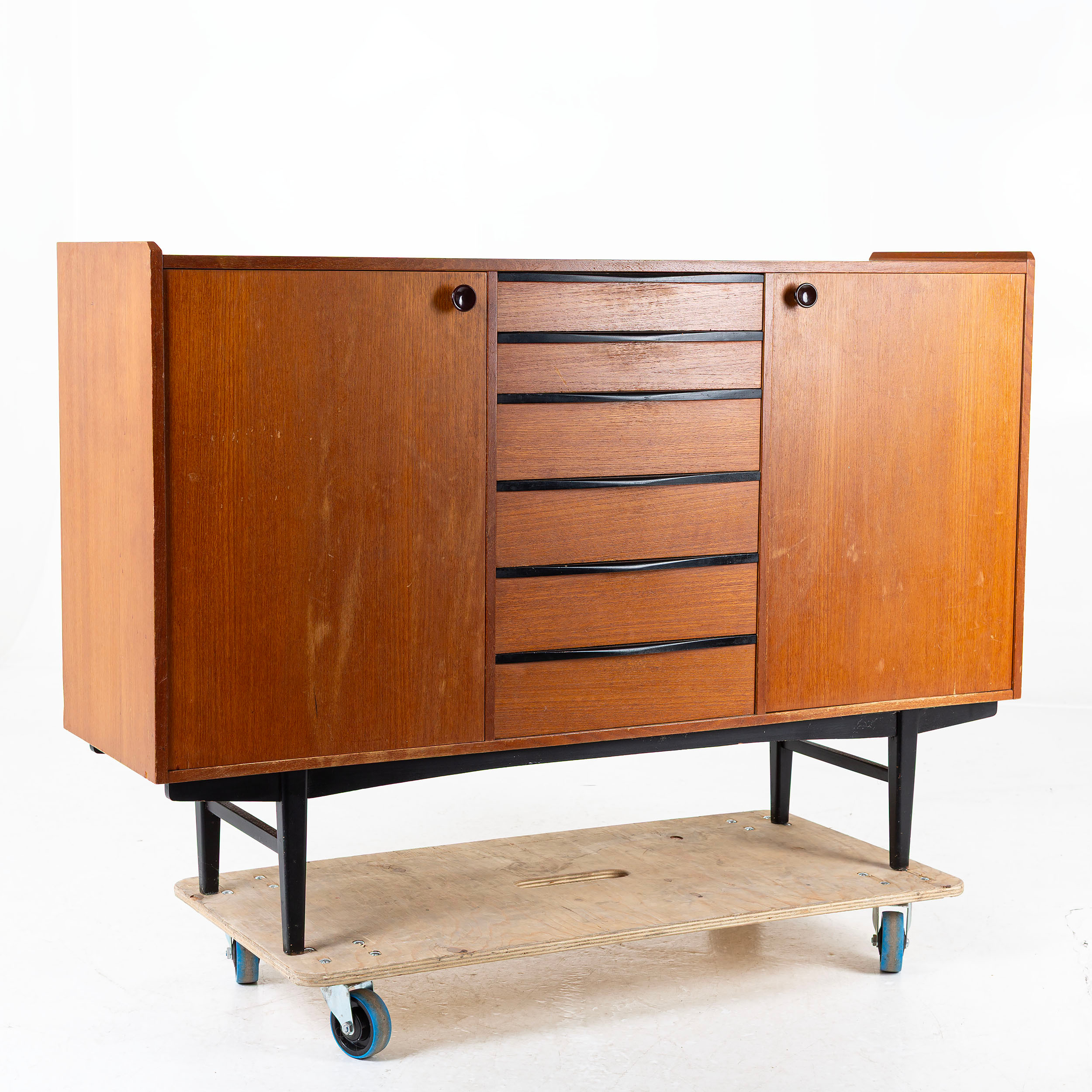 SIDEBOARD, Teak med svärtade detaljer, 1900 - talets andra hälft.