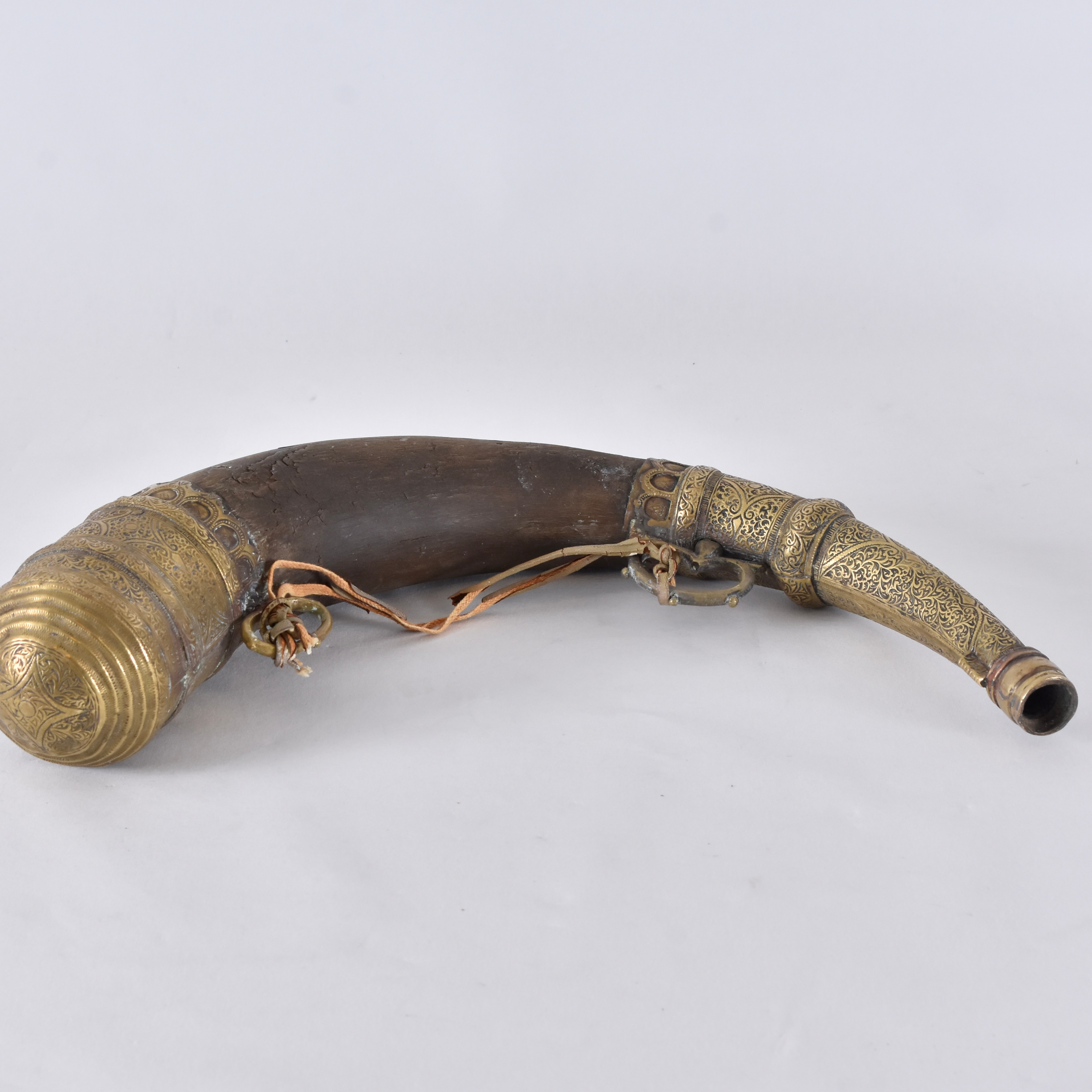 KRUTHORN, mässingsbeklätt buffelhorn, 1800-tal.