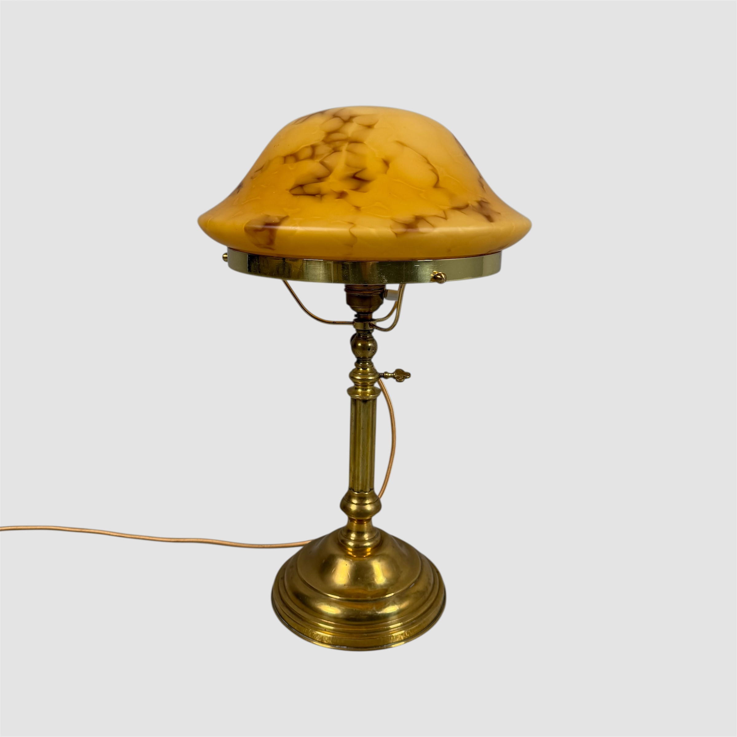 BORDSLAMPA, 1900-talets första hälft, mässing, kupa i marmorerat glas.