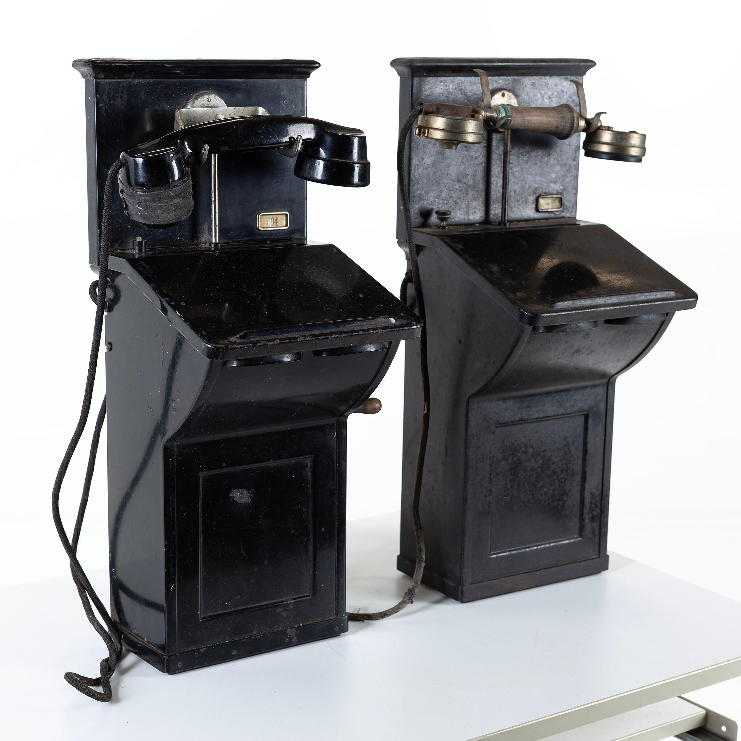 VÄGGTELEFONER, 1 par, 1900-talets början.