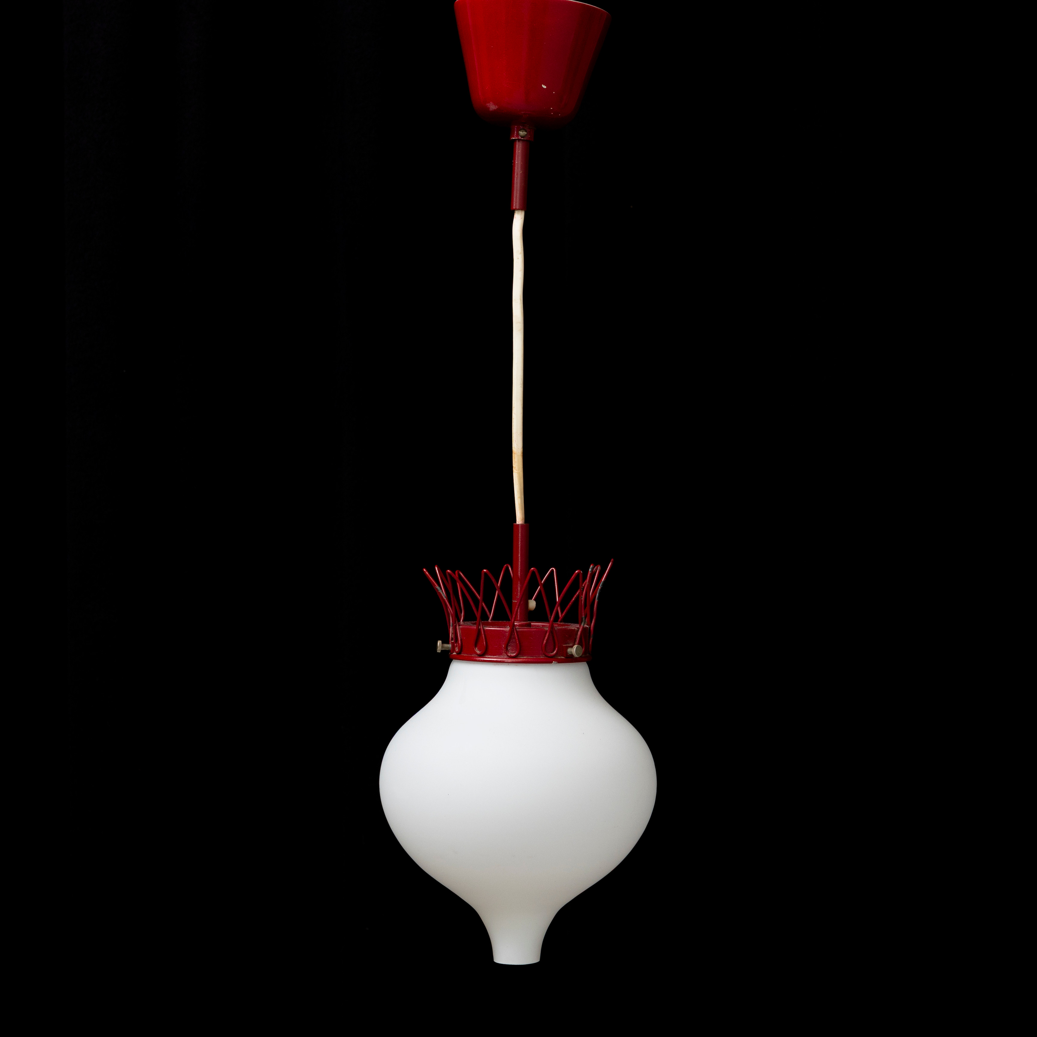 TAKLAMPA, Swedish Modern, kupa i opakt glas och rödlackerad metall, 1940-tal.