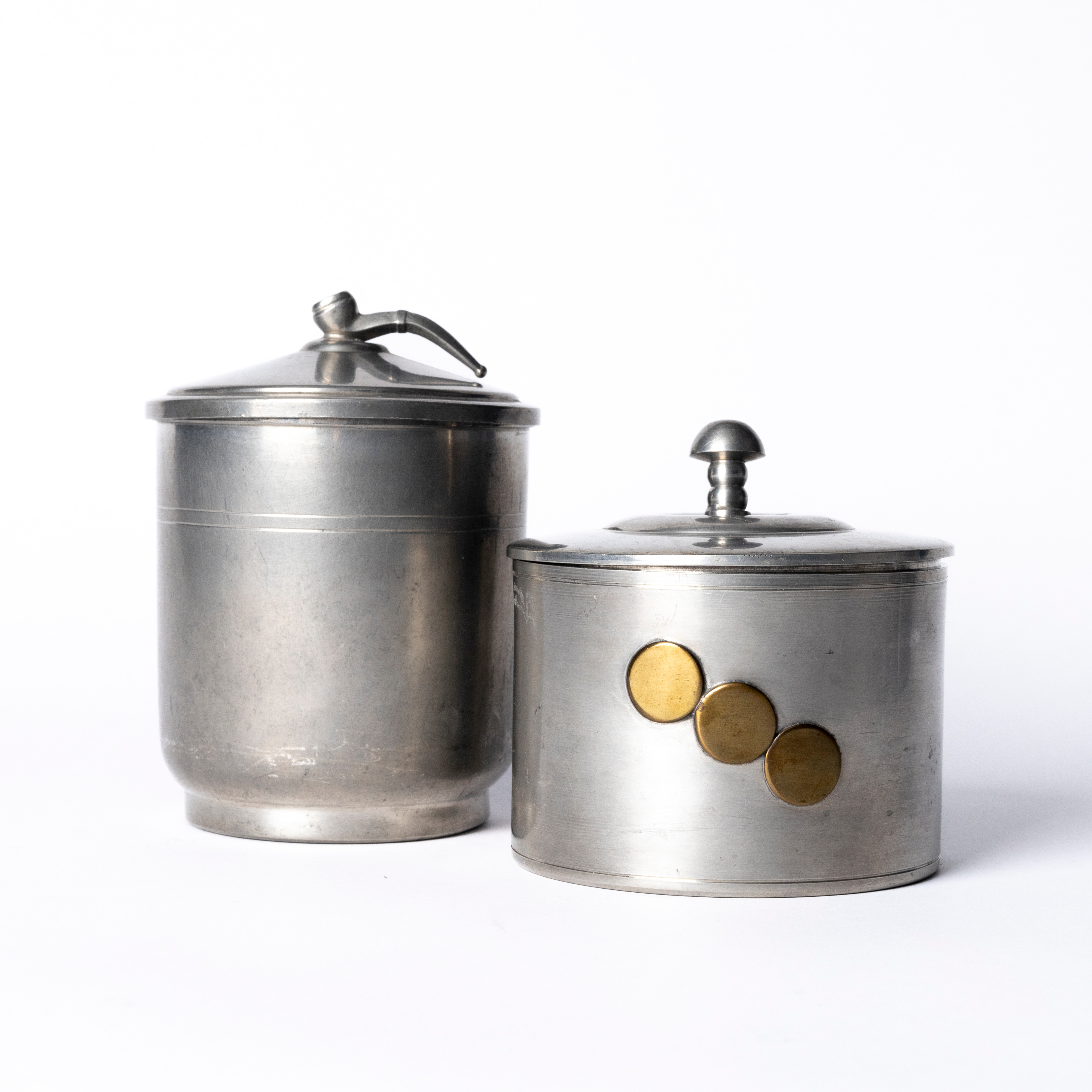 BURK med LOCK, innehållande spelmarker i plast samt BURK med LOCK, tenn, 1931 resp 1936.