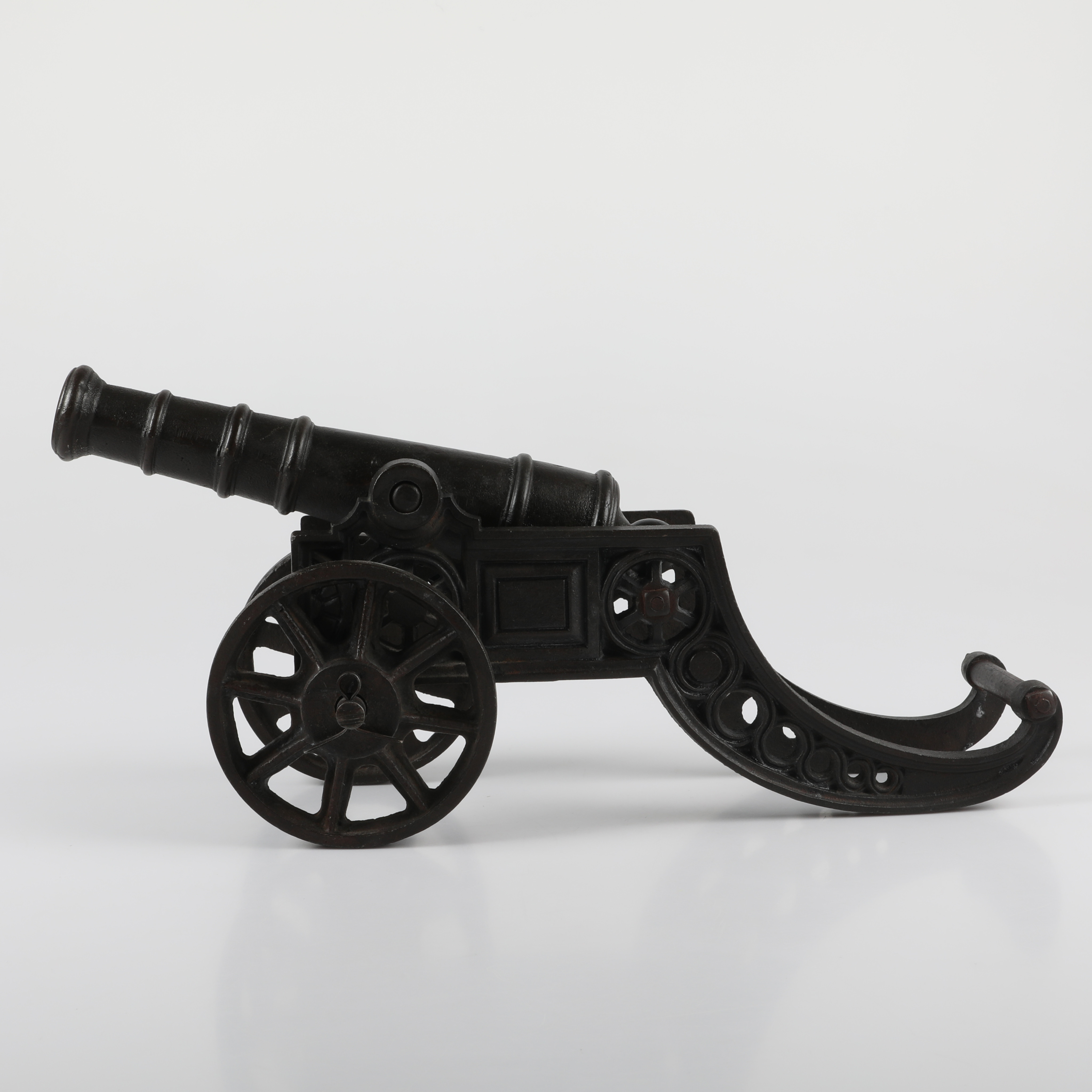 SALUTKANON, med lavett, gjutjärn, 1900-tal.