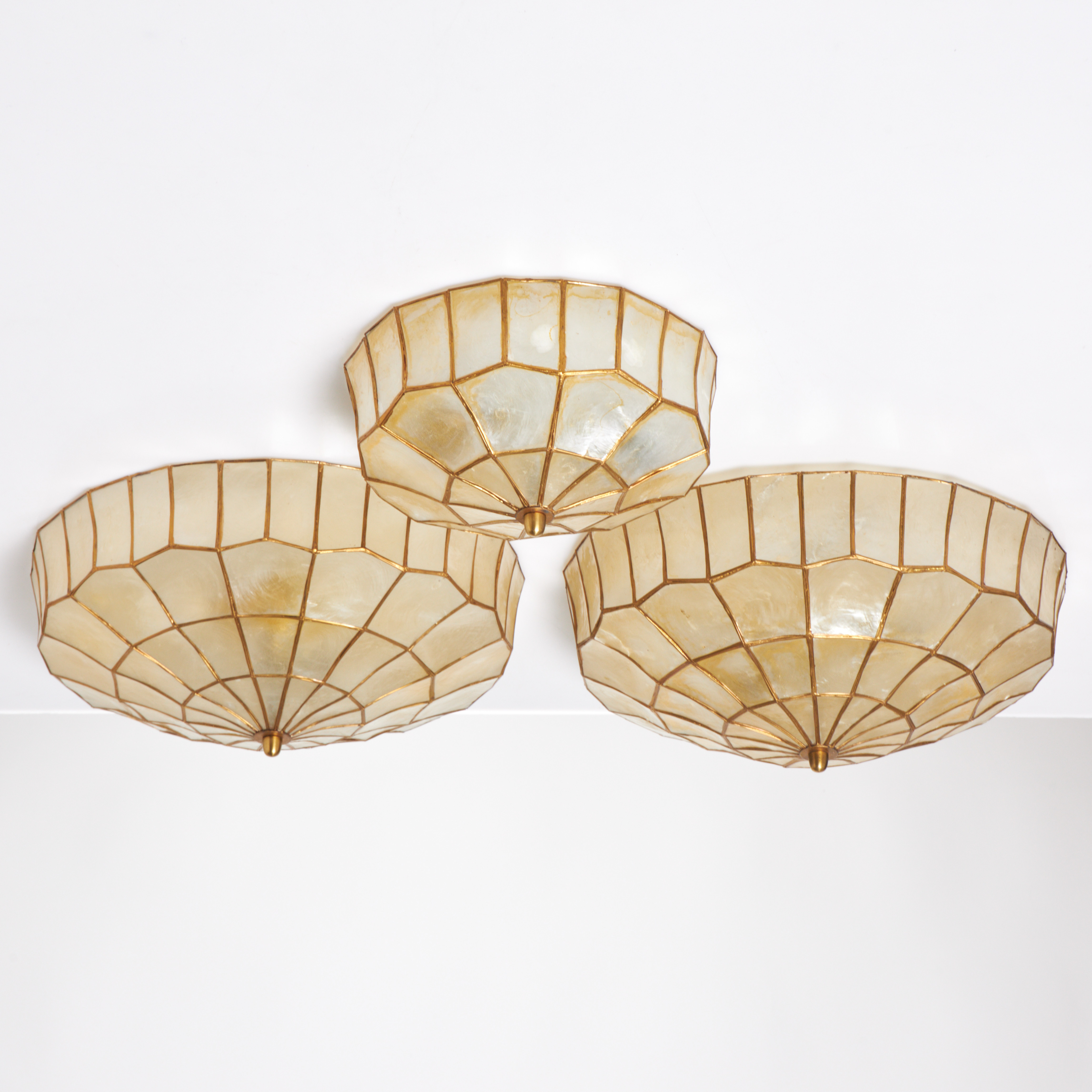 TAKPLAFONDER, 3 st, snäckskal infattat i patinerad metall, plast, 1900-talets senare hälft.