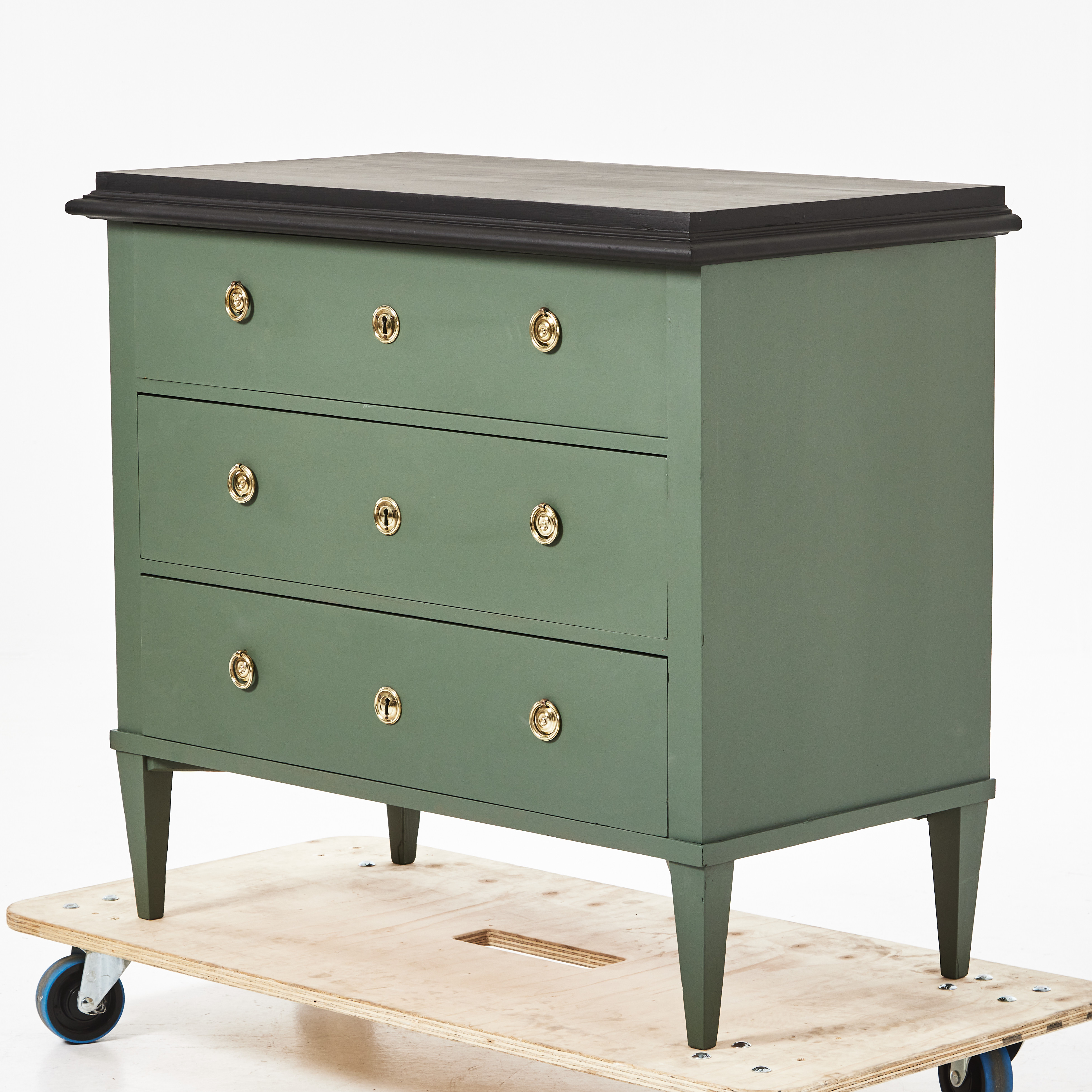 BYRÅ, omkring 1900, sengustaviansk stil, bemålad, beslag i mässing.