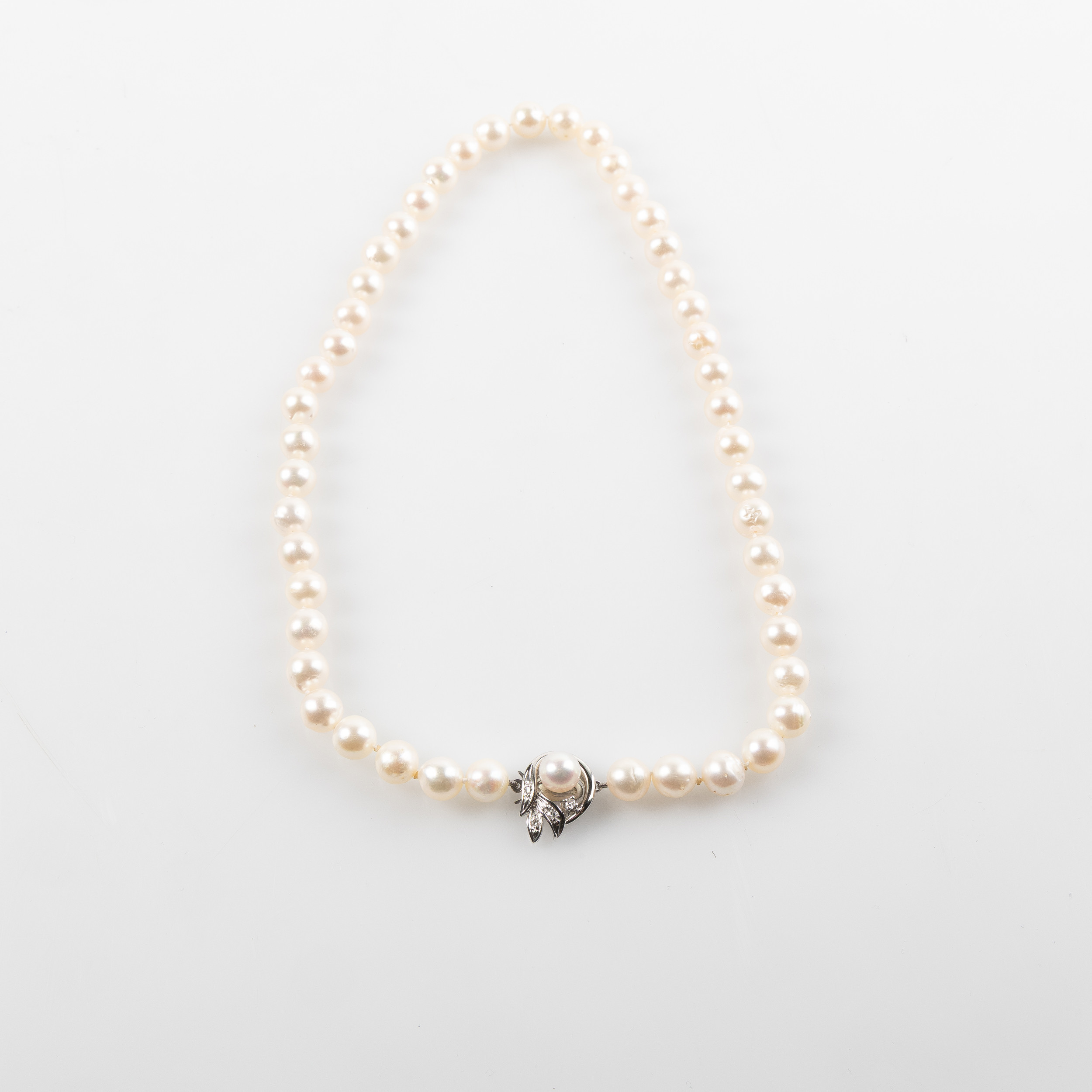 PÄRLHALSBAND, lås i 18K vitguld.