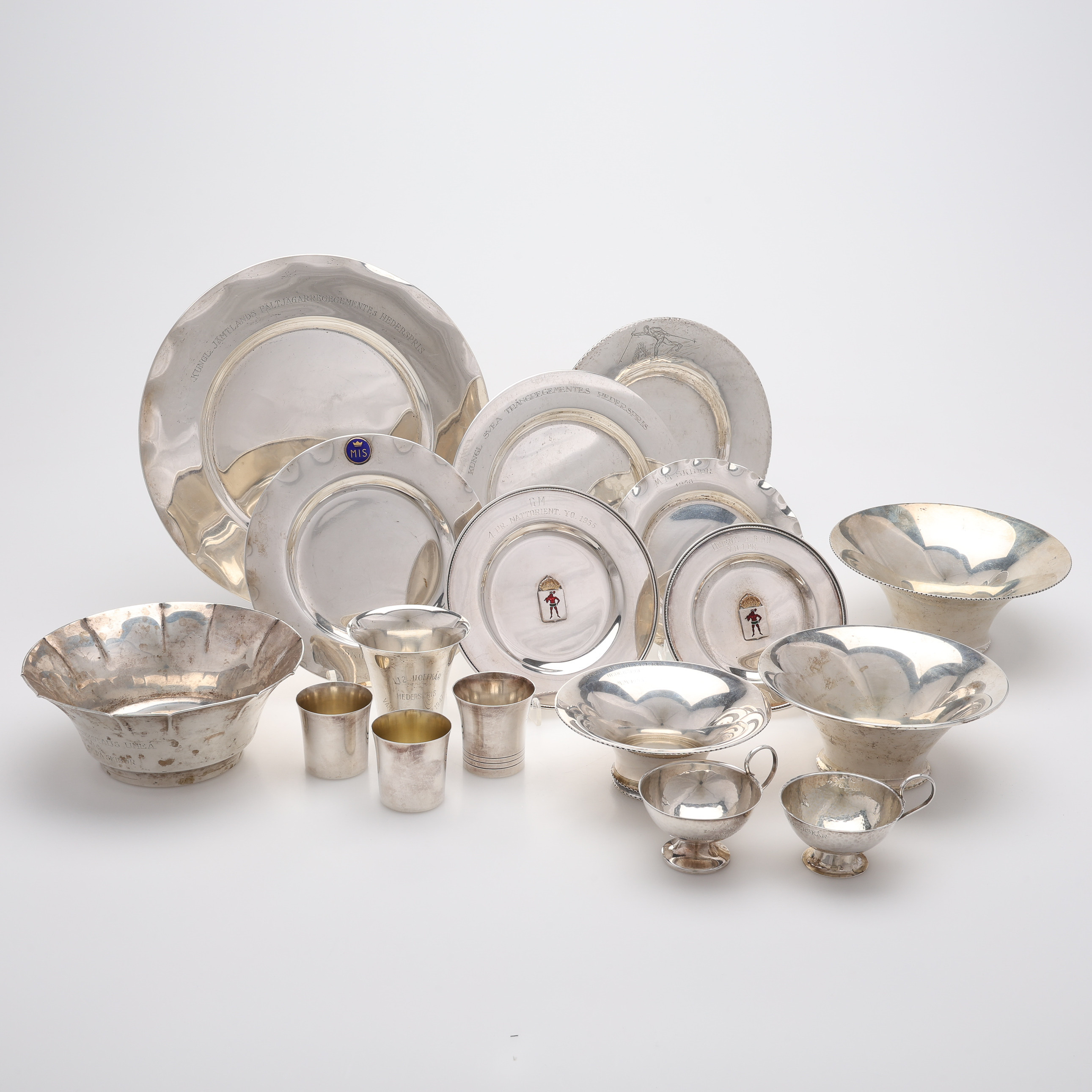 PRISER I FORM AV POKALER, SKÅLAR & TALLRIKAR, SILVER, 17 DELAR, 1939-1954, TOTALT CA 1385,6 GRAM.