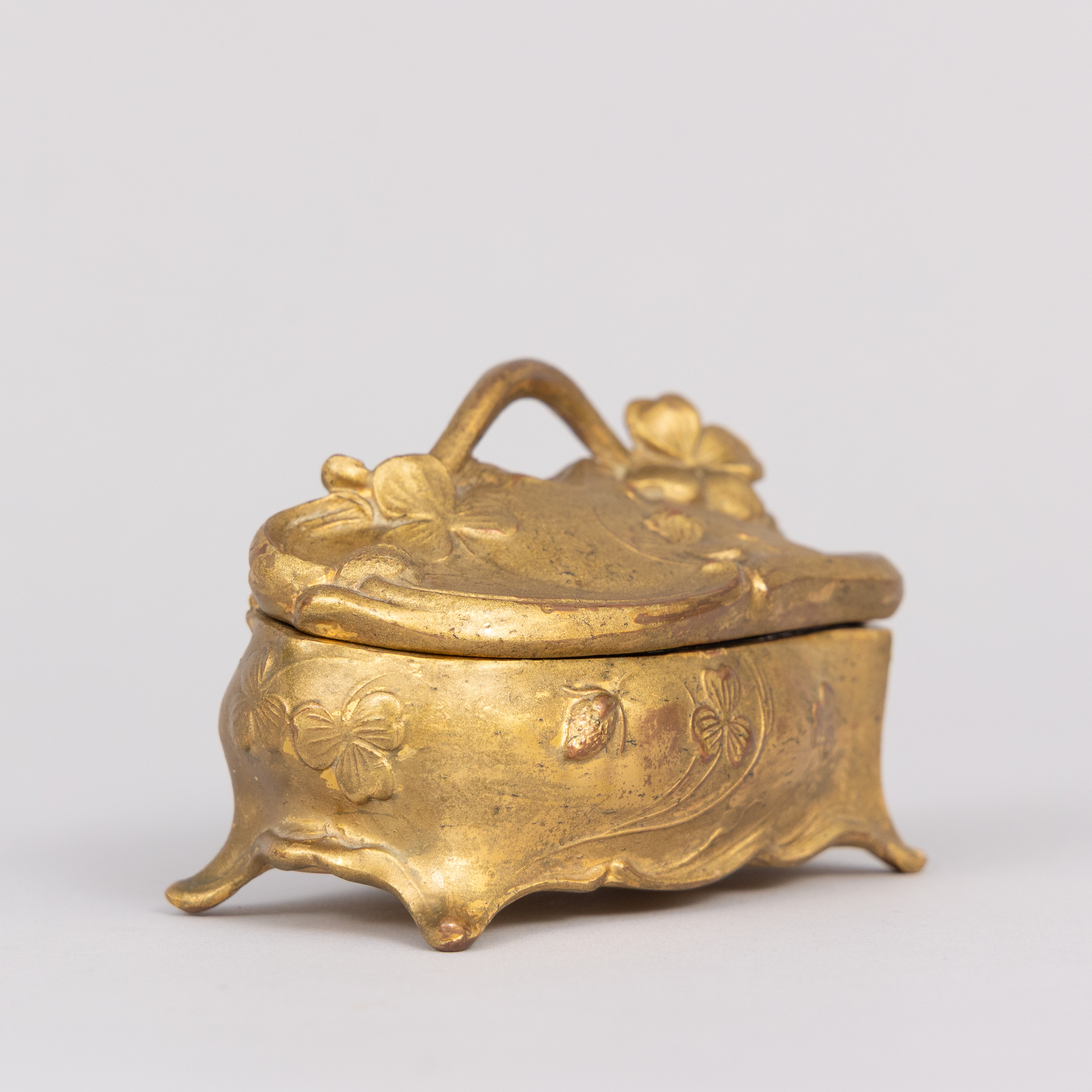 SMYCKESKRIN, förgylld metall, Jugend, märkt Trade Mark J.B Signifies The Best 633, början av 1900-talet.