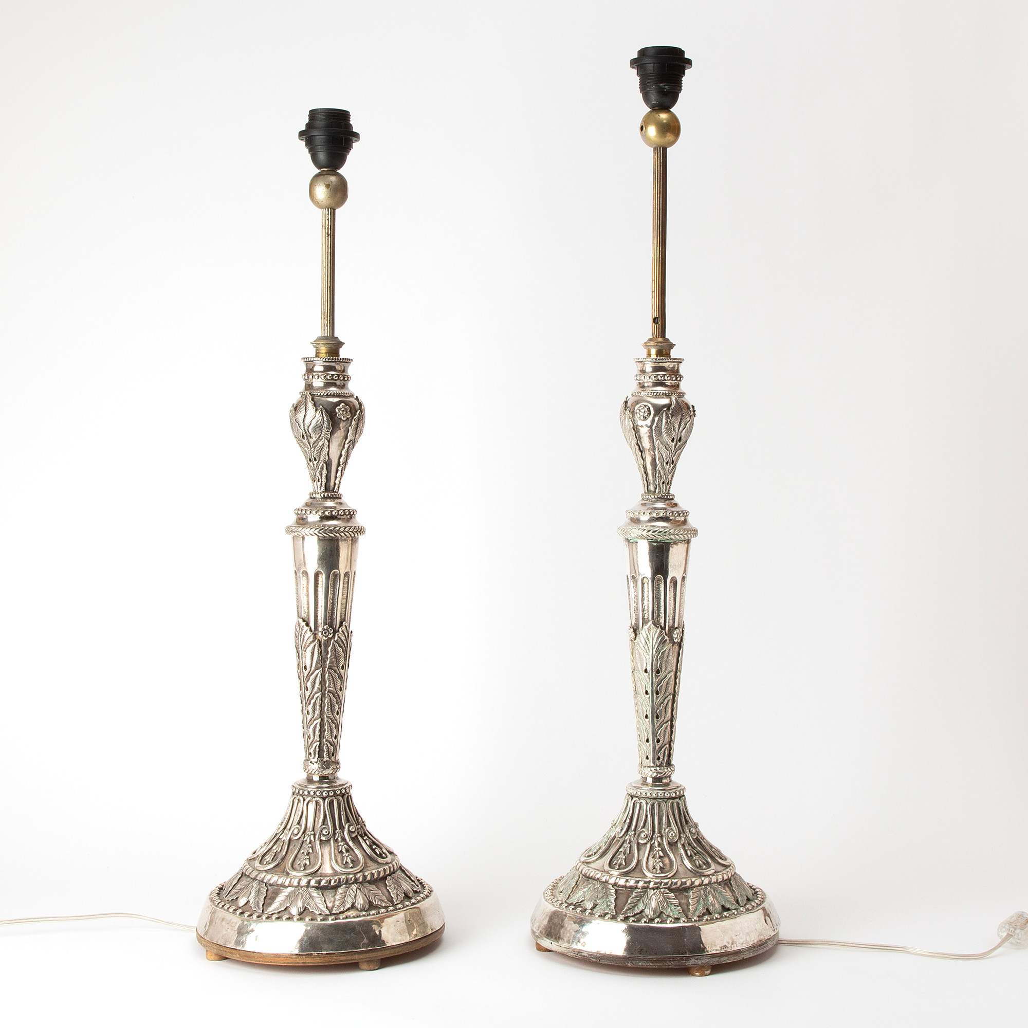 BORDSLAMPOR. Ett par, silver, 1800-tal.