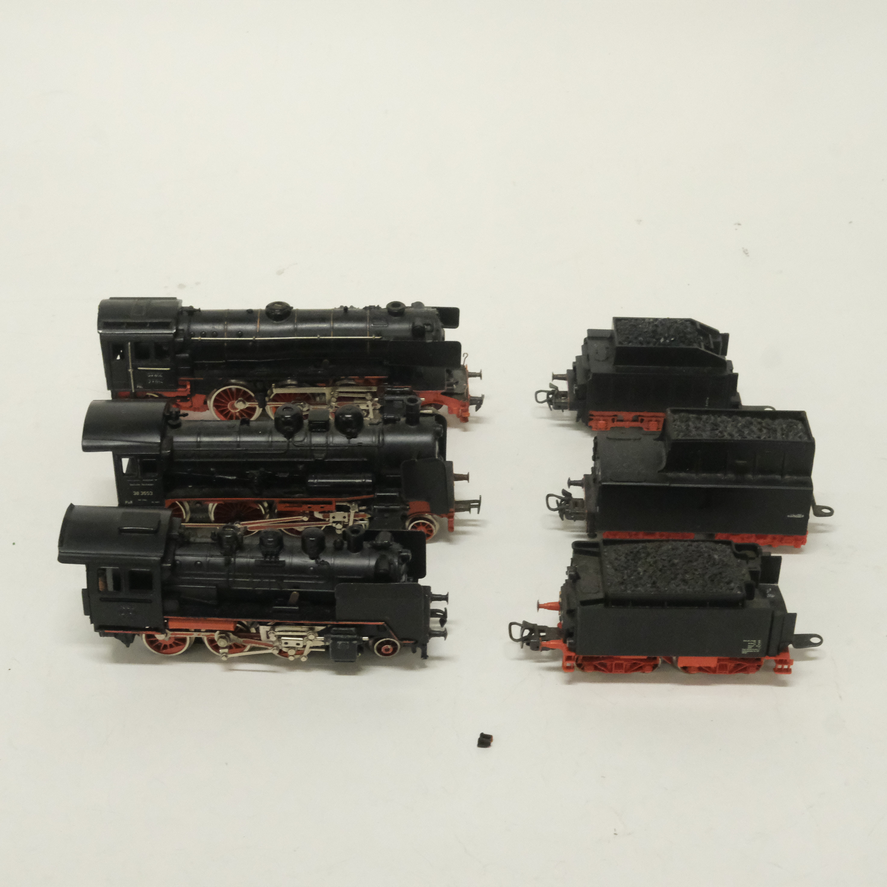 MÄRKLIN, MODELLJÄRNVÄG, TRE ÅNGLOK MED KOLVAGNAR, SKALA H0.
