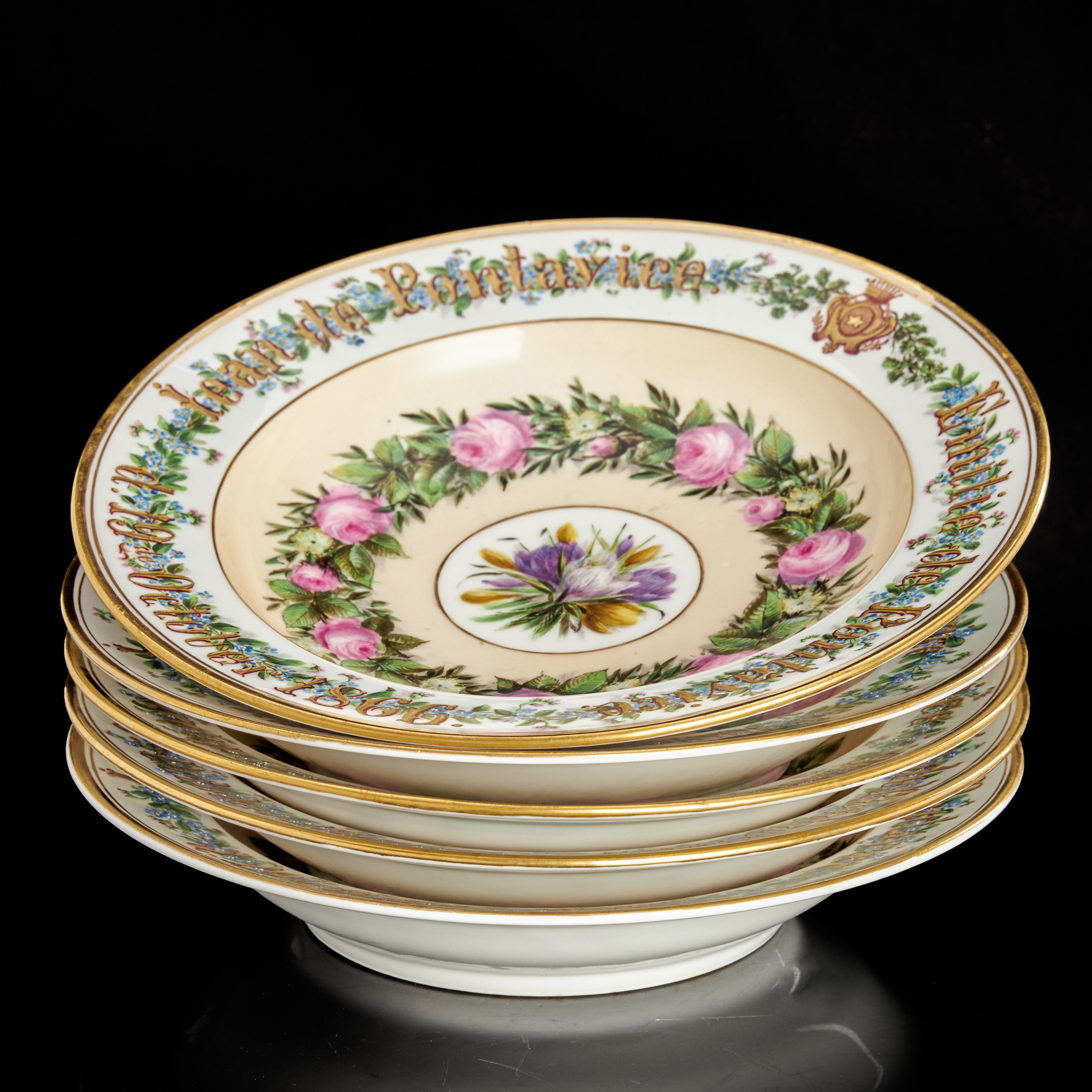 BRÖLLOPSTALLRIKAR, 5 st, målad av J.P. Jensen, Royal Copenhagen, Köpenhamn 1866, dekor av rosor, blomsterkrans, bukett, eklöv och kronande vapensköld.