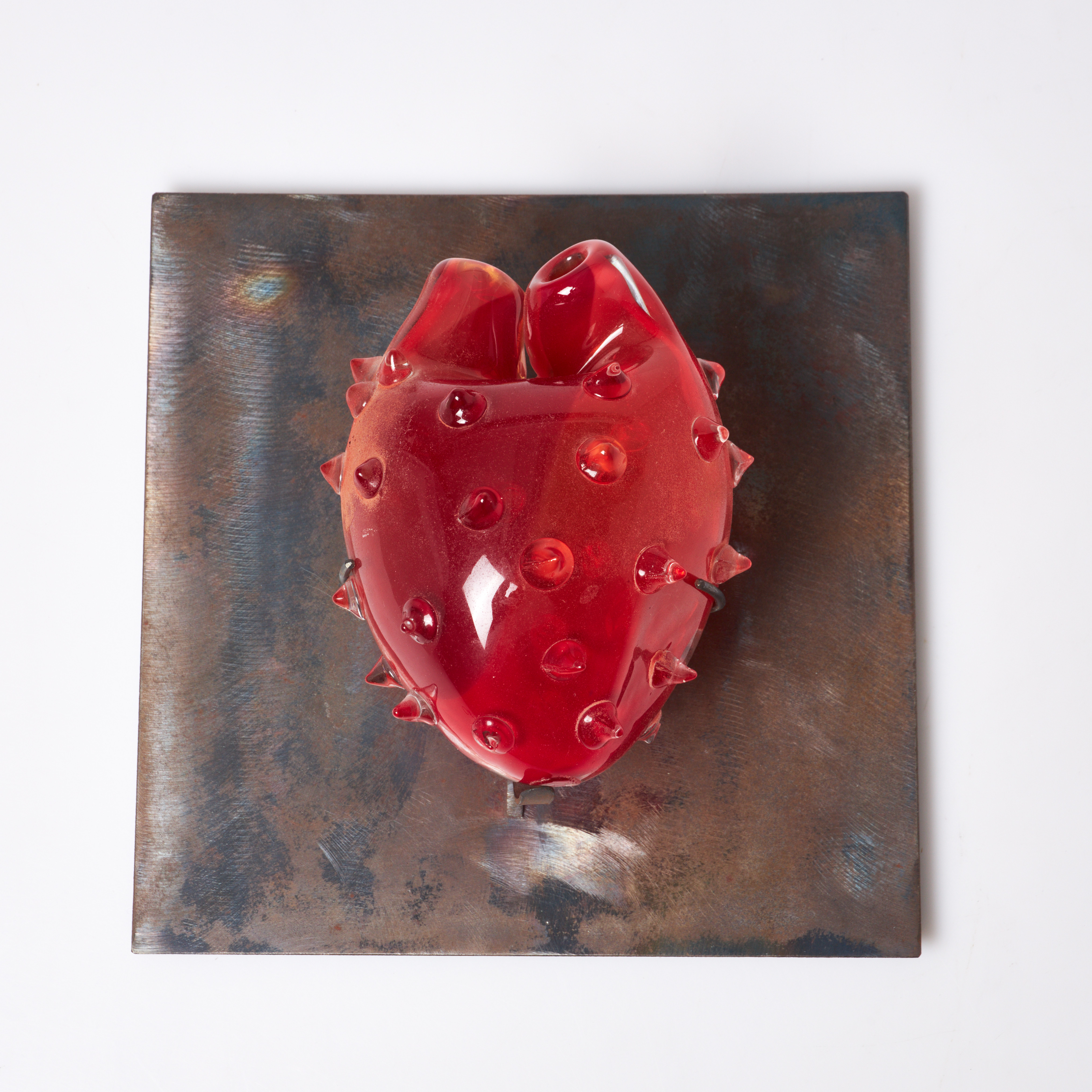 ESMÉ ALEXANDER. Glasskulptur, hjärta, monterad på stålplatta, signerad och daterad -99.