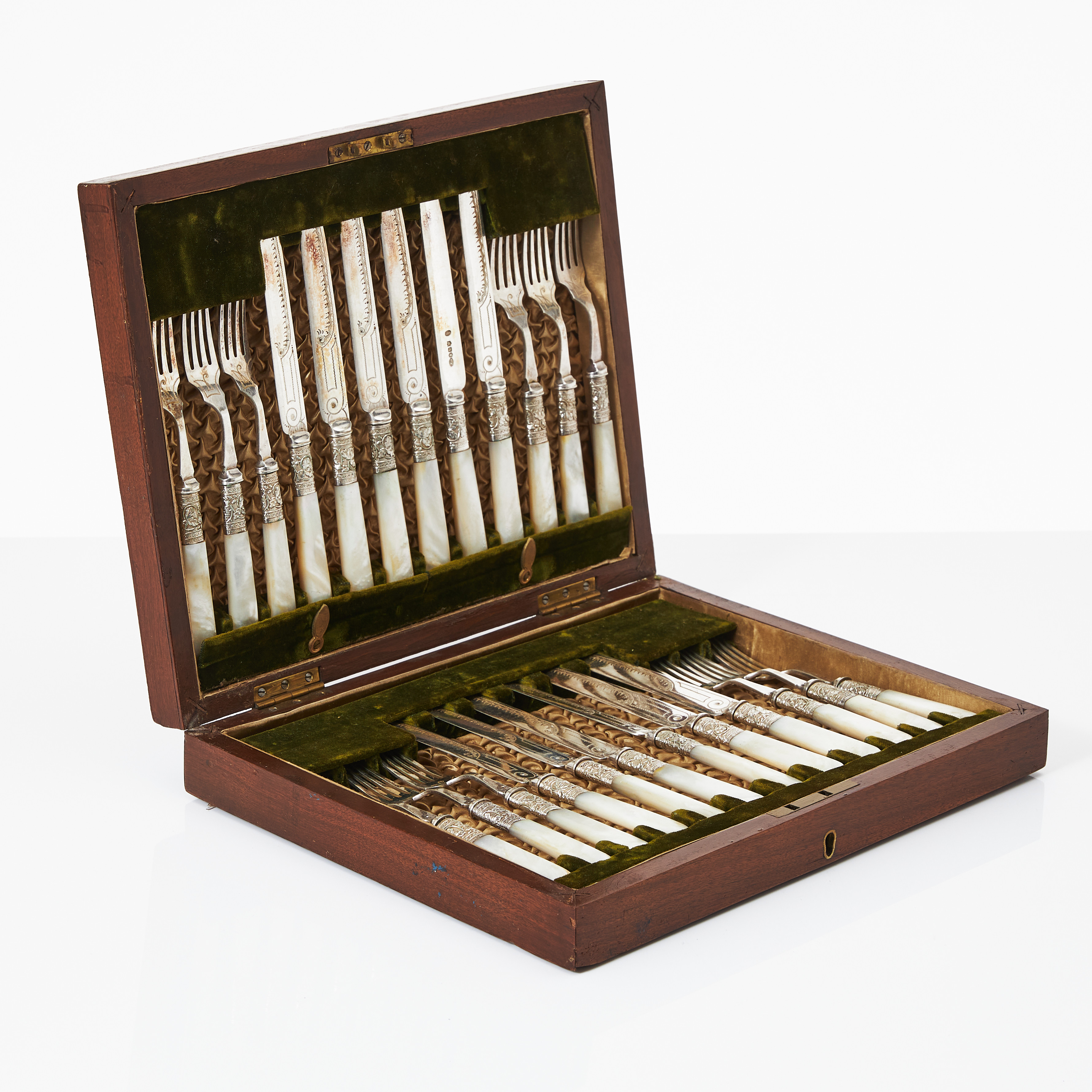 BESTICK, 24 delar, nysilver med skaft av pärlemor, England omkr. 1900, i schatull, plakett på locket i sterlingsilver.