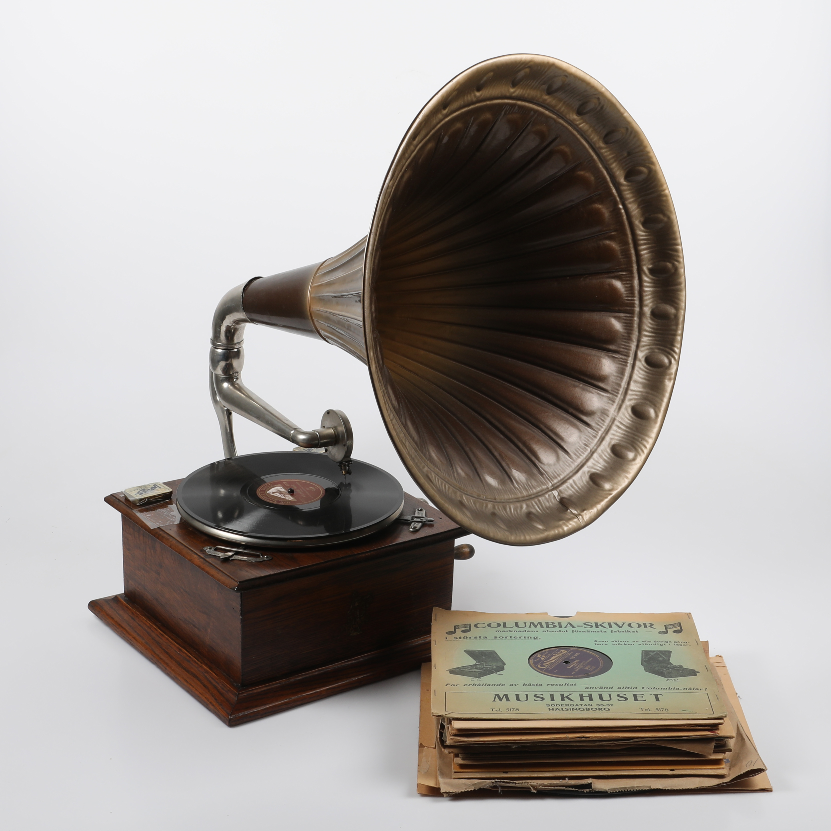 TRATTGRAMMOFON OCH STENKAKOR, trä/metall, 1900-tal.