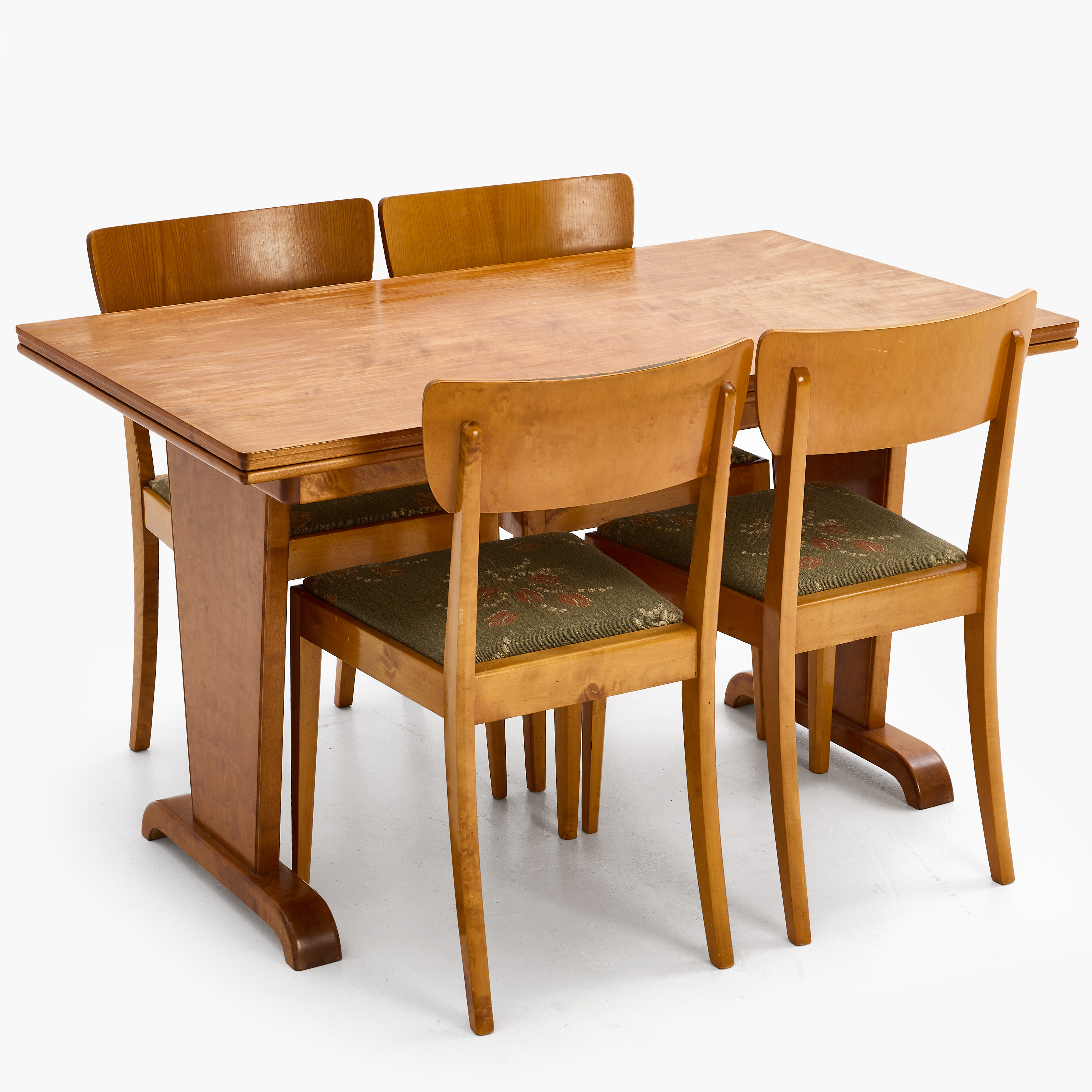 MATGRUPP, 5 delar, björkfanér, Sverige, 1930/40-tal, Swedish Modern. Stämpelmärkt "SMI" för Svensk Möbelindustri. Bord med två iläggsskivor.
