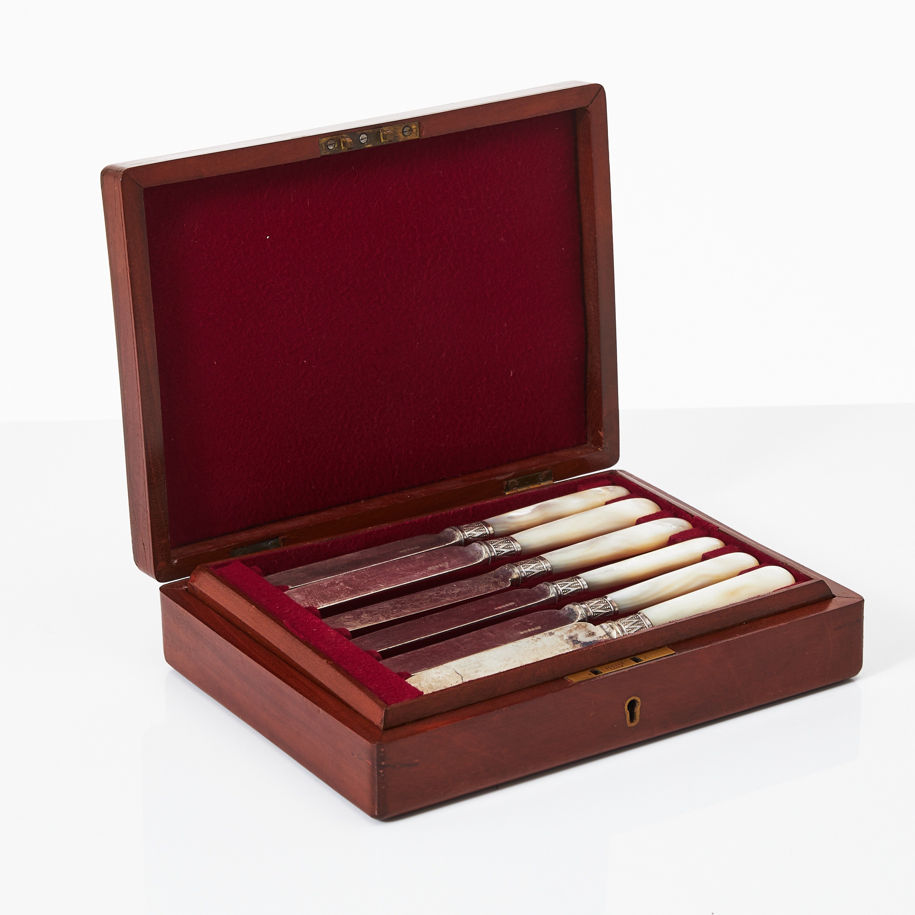 BESTICK, 12 delar, nysilver med skaft av pärlemor, England sekelskifte 1900. Bandet mellan skaft och blad i sterlingsilver.