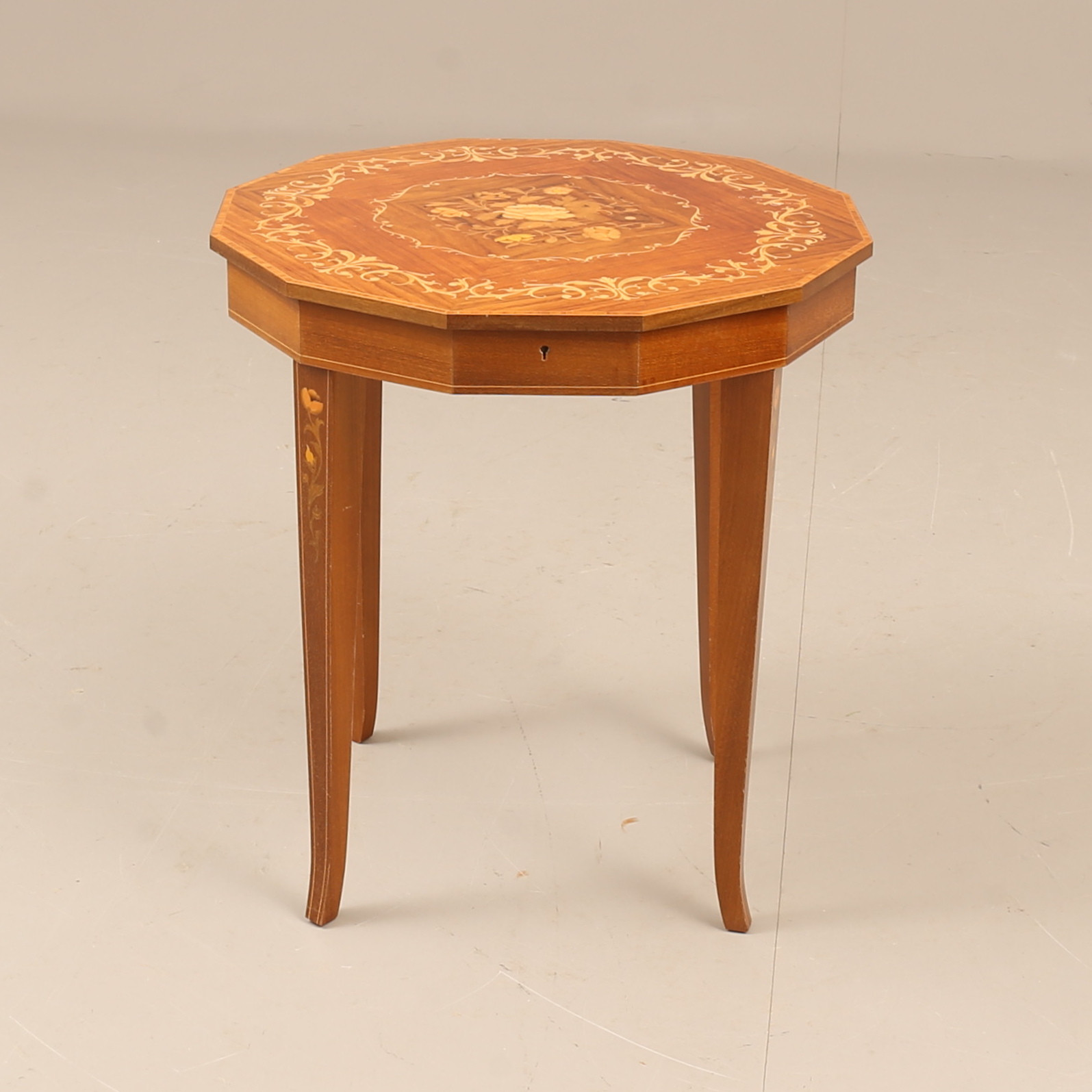 SYBORD, trä, intarsiadekor, 1900-talets andra hälft.