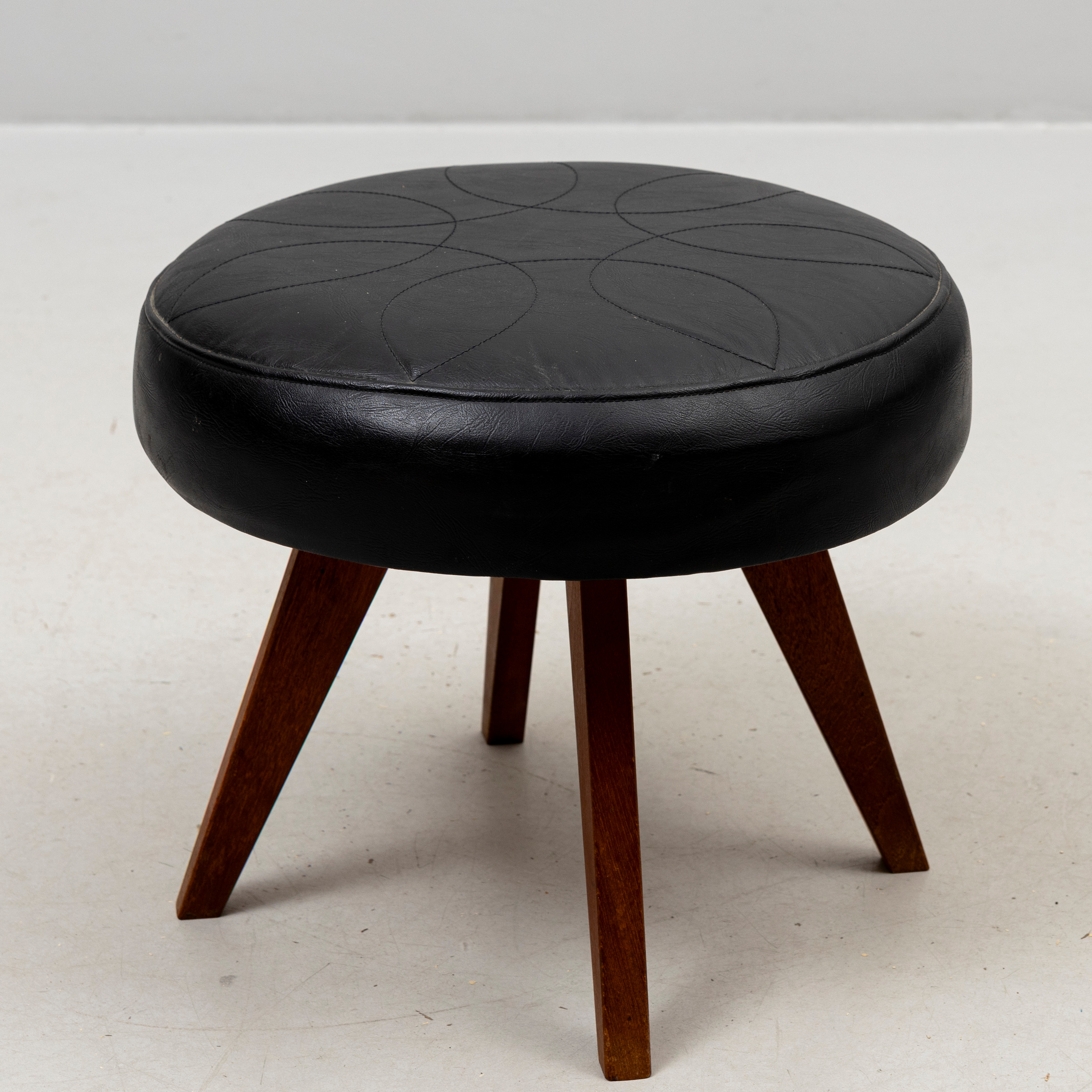 PALL, trä, dyna med galonklädsel, 1950-/1960-tal.