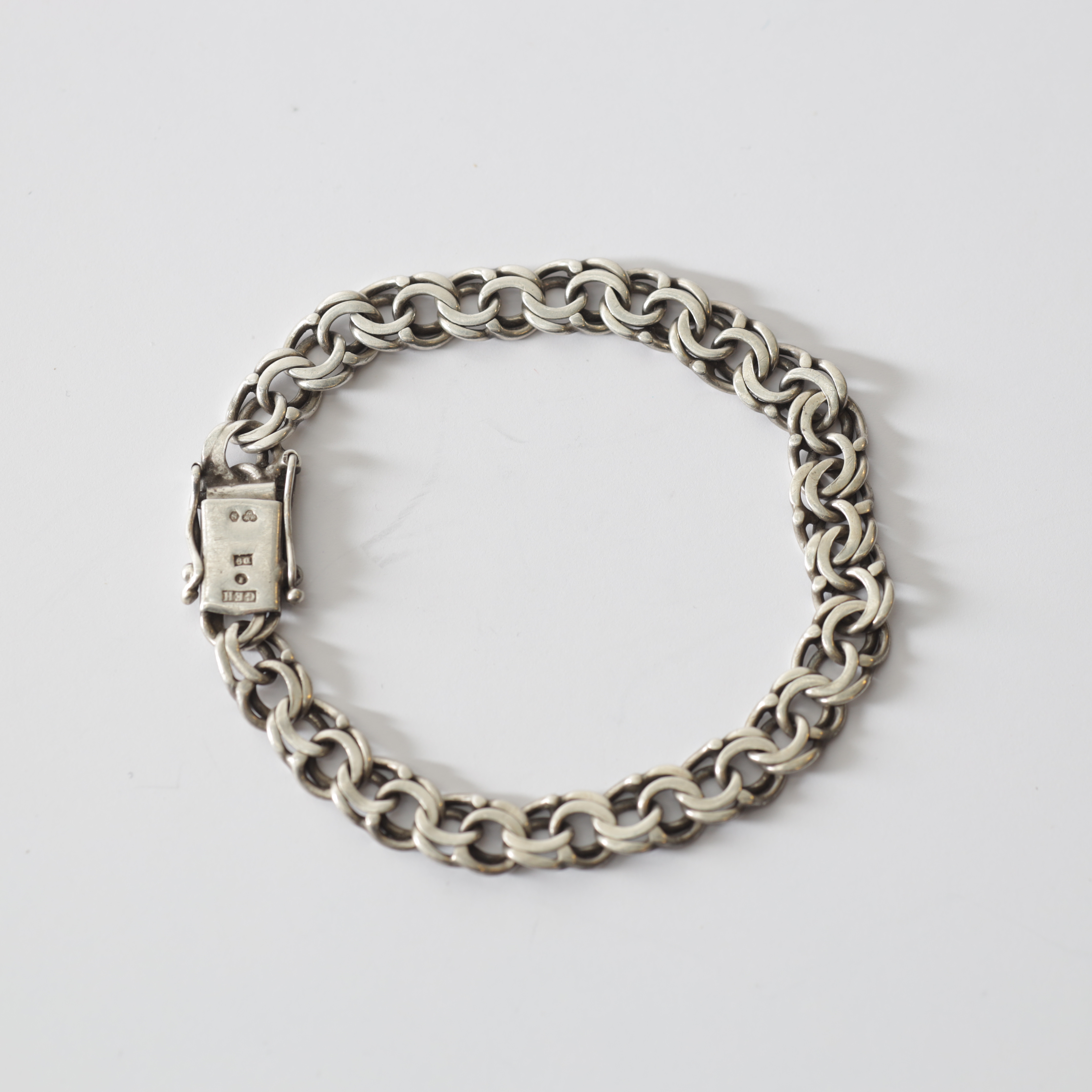 ARMBAND, silver, bismarck-länk, Gus Hellströms Guld- O S-Verkstad, Stockholm, 1954. Totalvikt ca 15,9 gram.