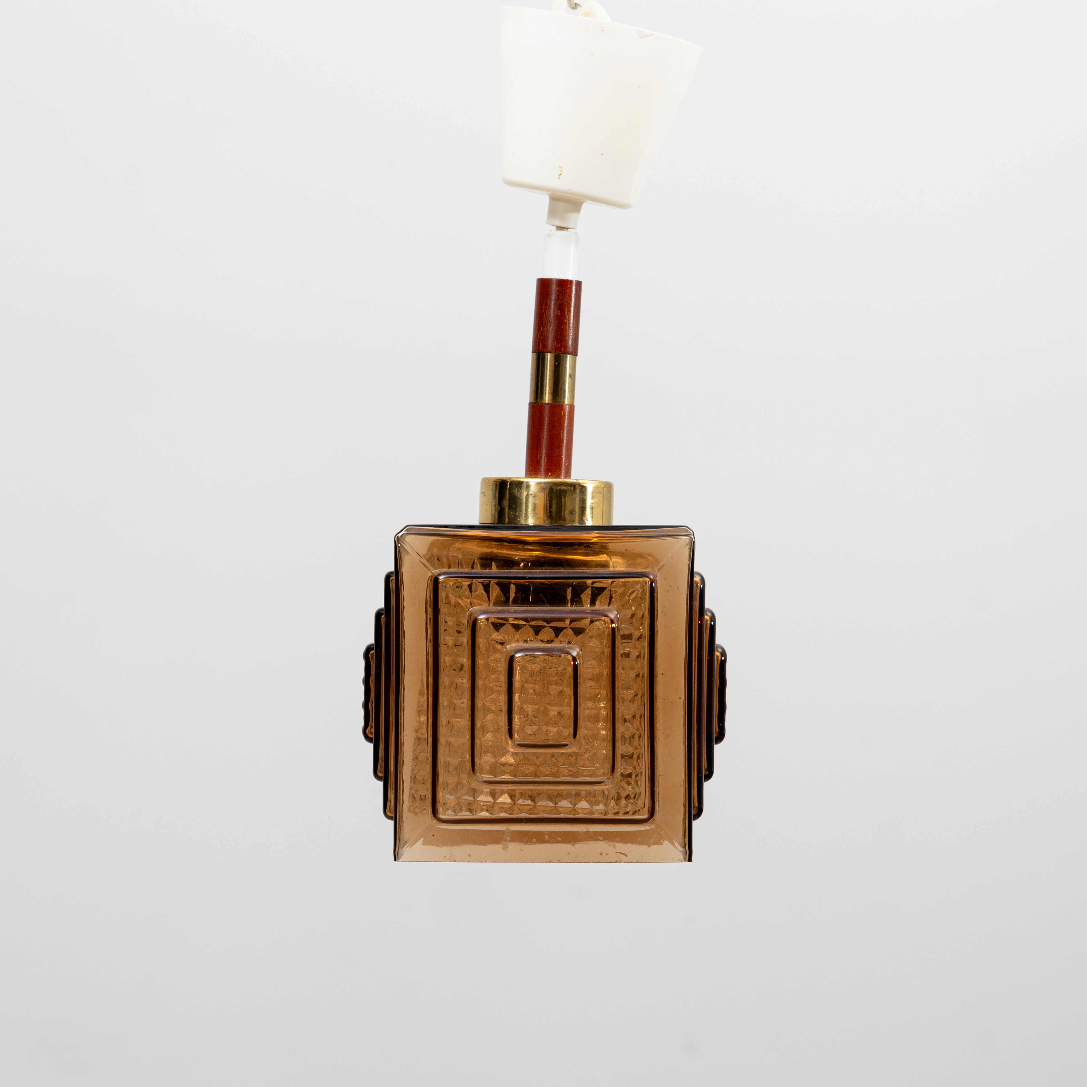 TAKLAMPA, bruntonat glas och trä, 1900-talets andra hälft.