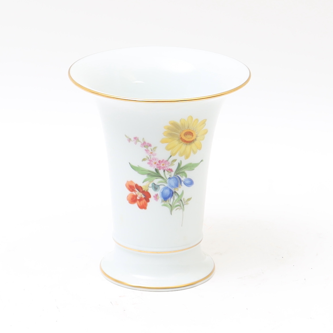 VAS, Meissen, Tyskland, med handmålad blomdekor och förgyllning.