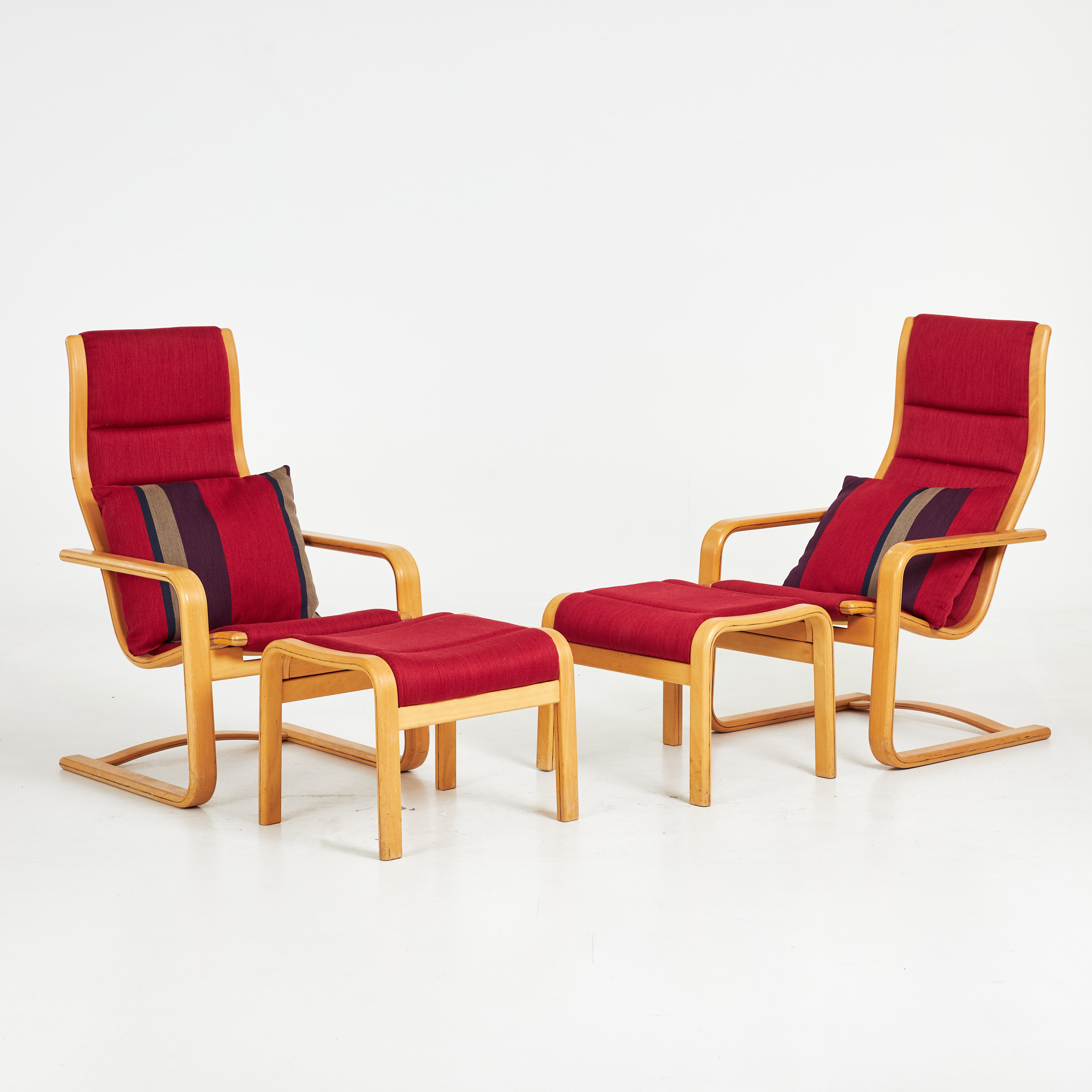 YNGVE EKSTRÖM. Fåtöljer med fotpallar, 4 dlr, "Lamello", stomme i bok, sits klädd i textil, för Swedese, brännmärkt.