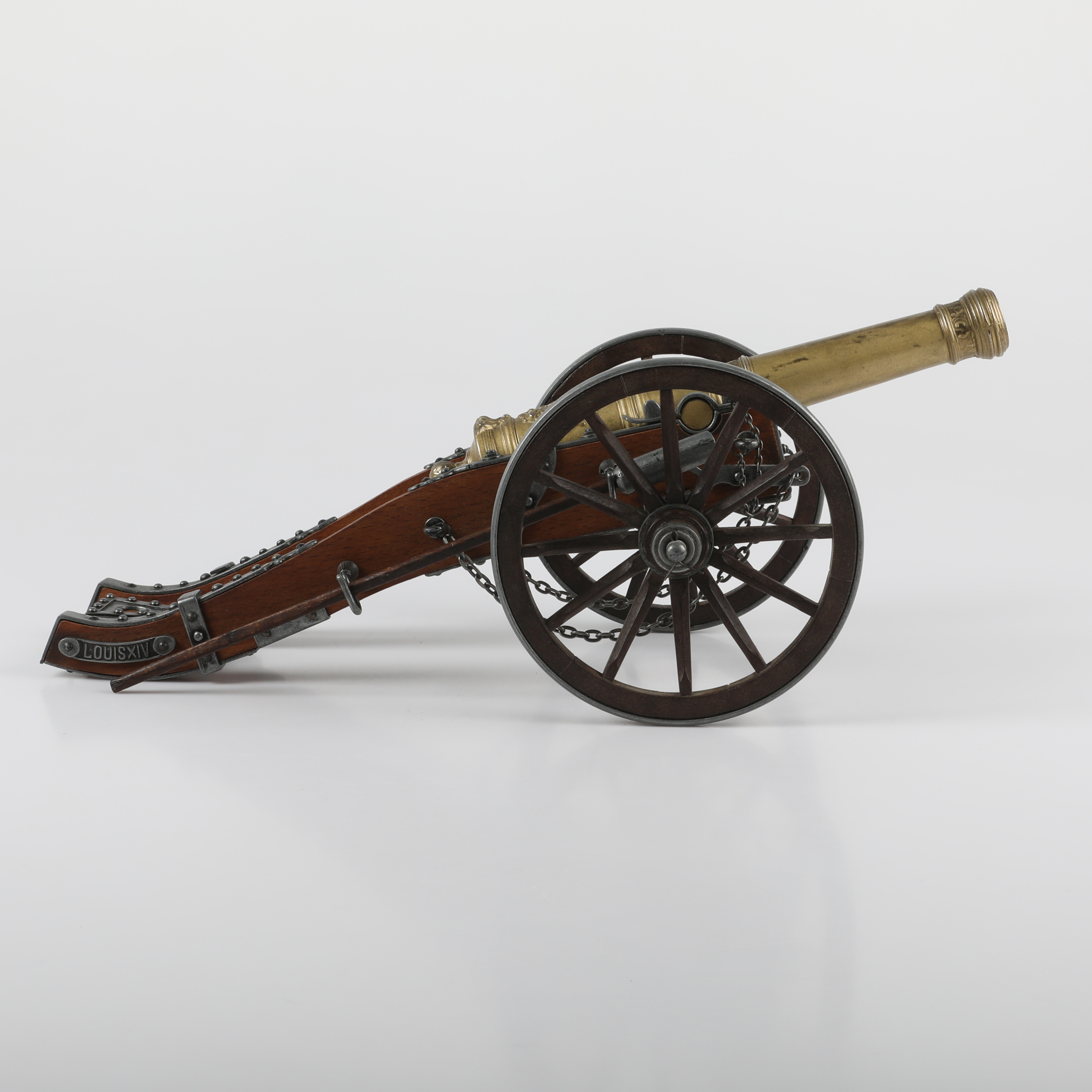 BORDSKANON, med lavett, Louis XIV-modell, mässing/trä, 1900-tal.