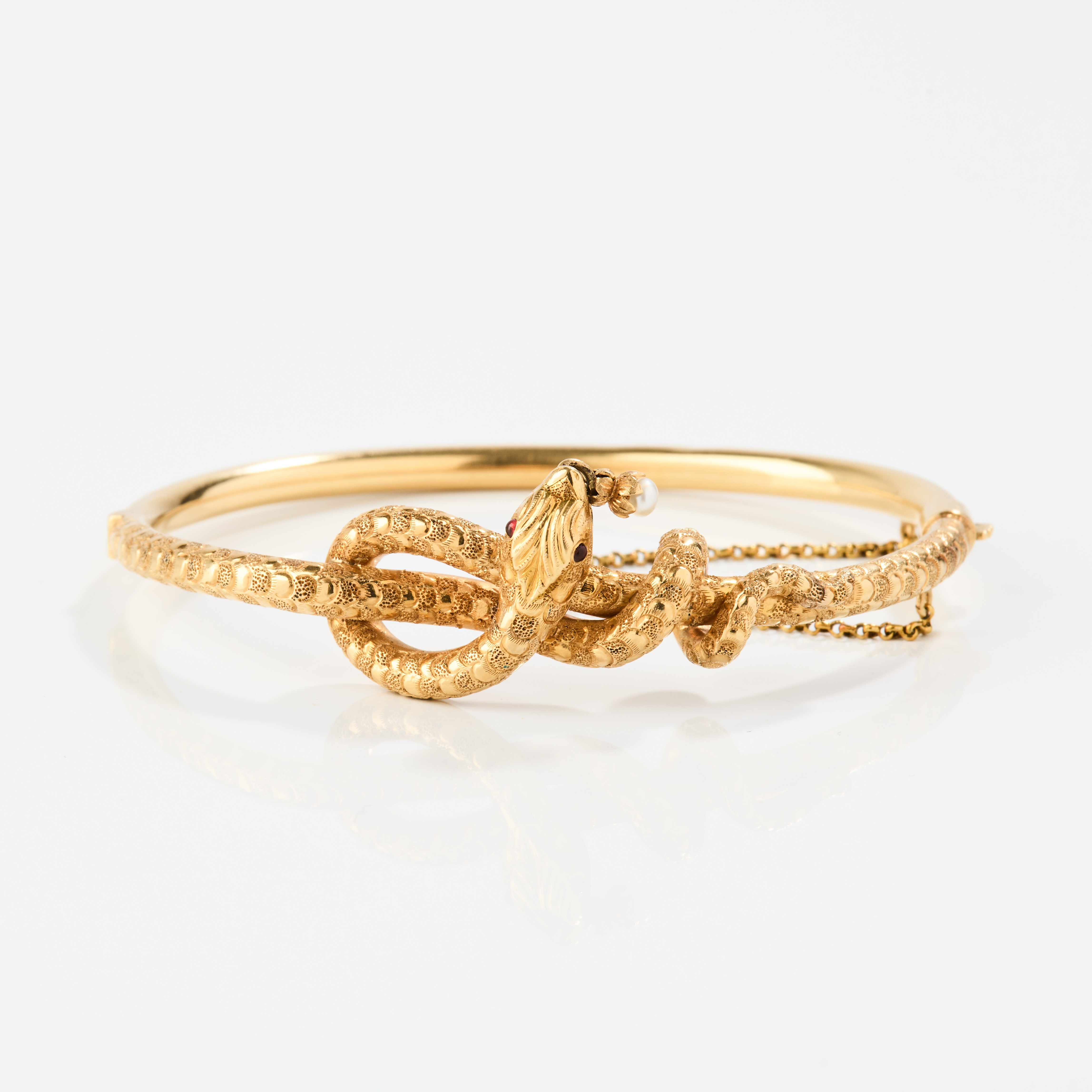 ARMRING, 18K guld med granat och fröpärla, 1850/60-tal.
