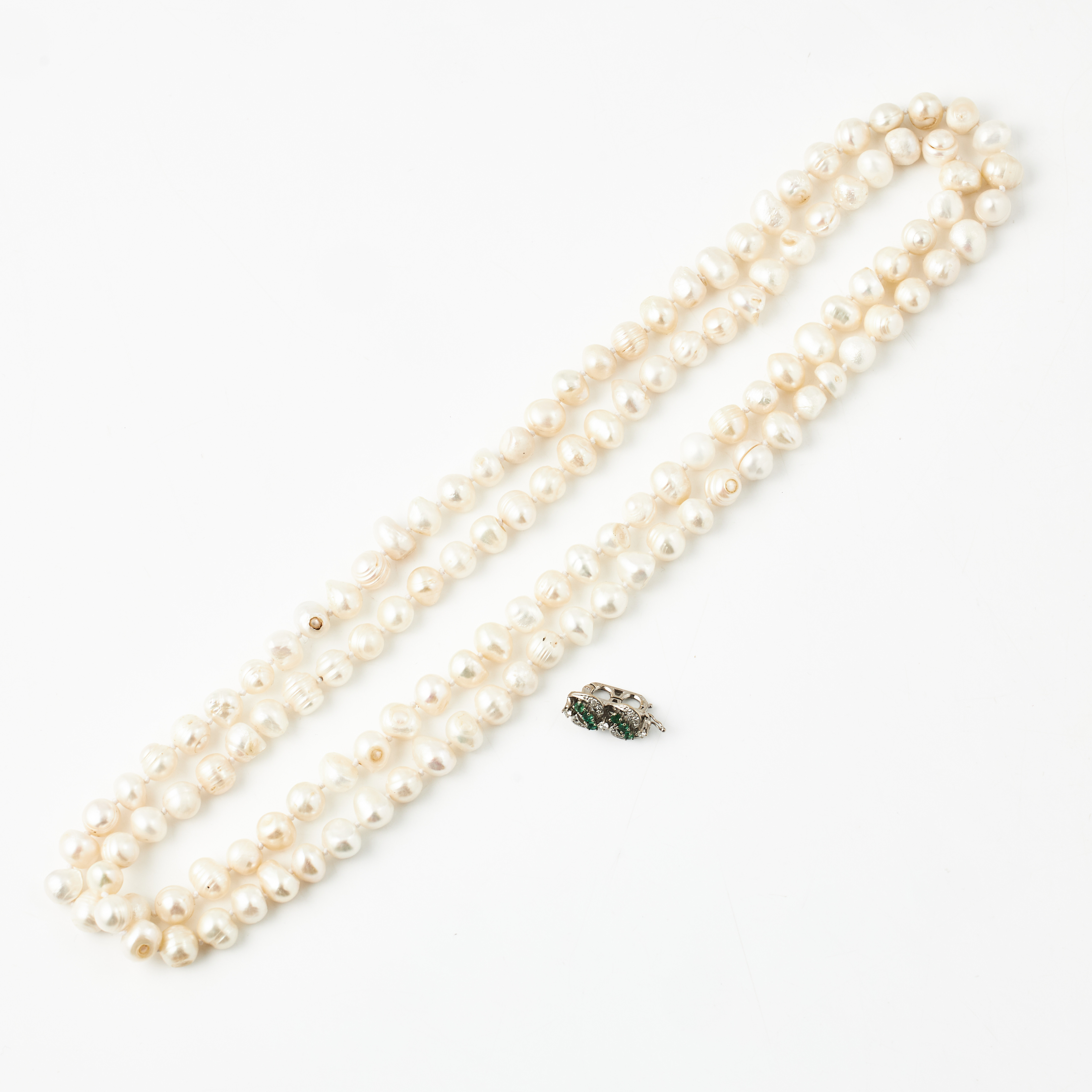 SPÄNNE, 18K vitguld med smaragder och diamanter, collier med odlade sötvattenpärlor medföljer.