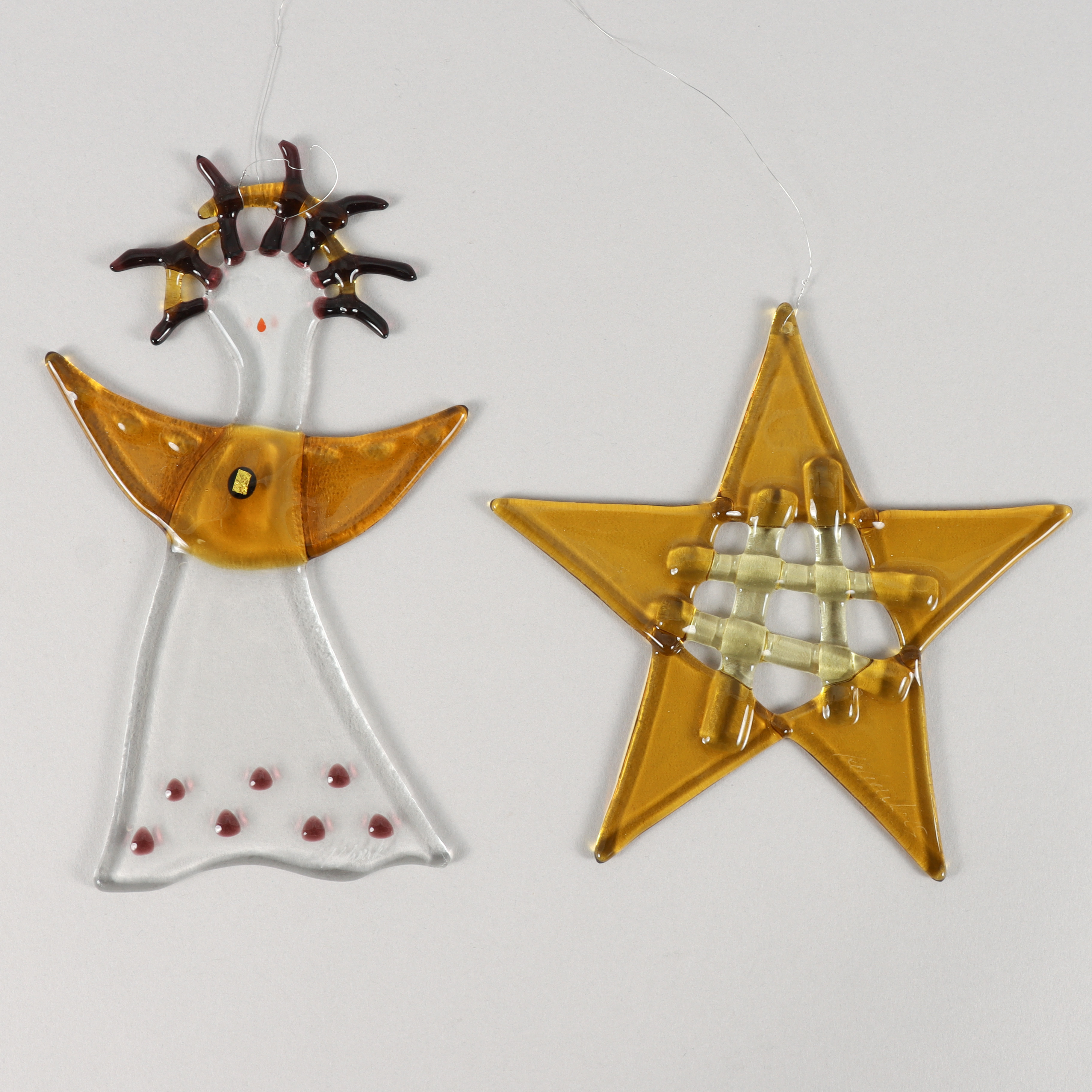 OIDENTIFIERAD KONSTNÄR Glasprydnader 2 stycken, signerade.