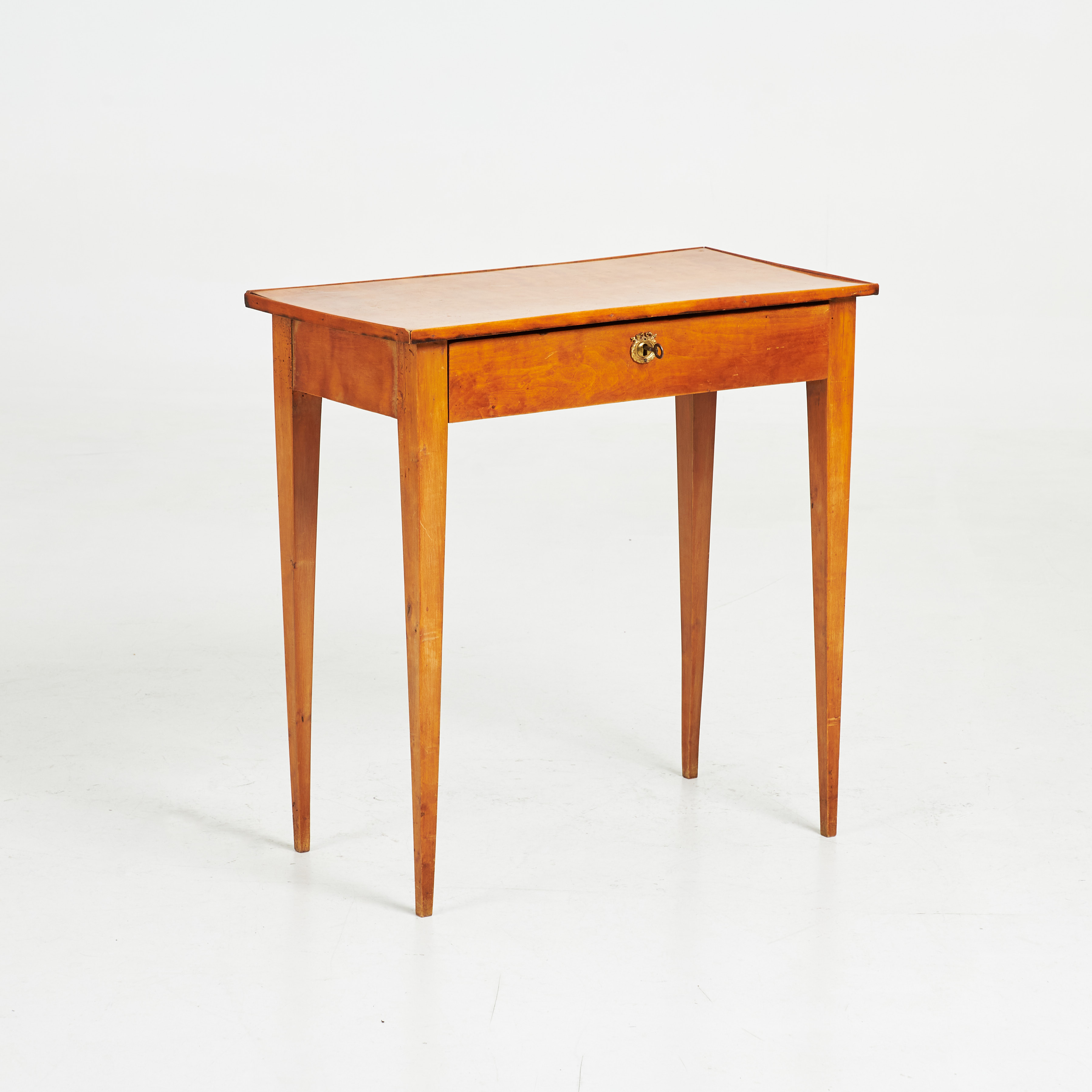 SYBORD, fanérad i björk, utdragslåda invändigt sektionerad, nyckelplåt i gulmetall, 1800-tal.