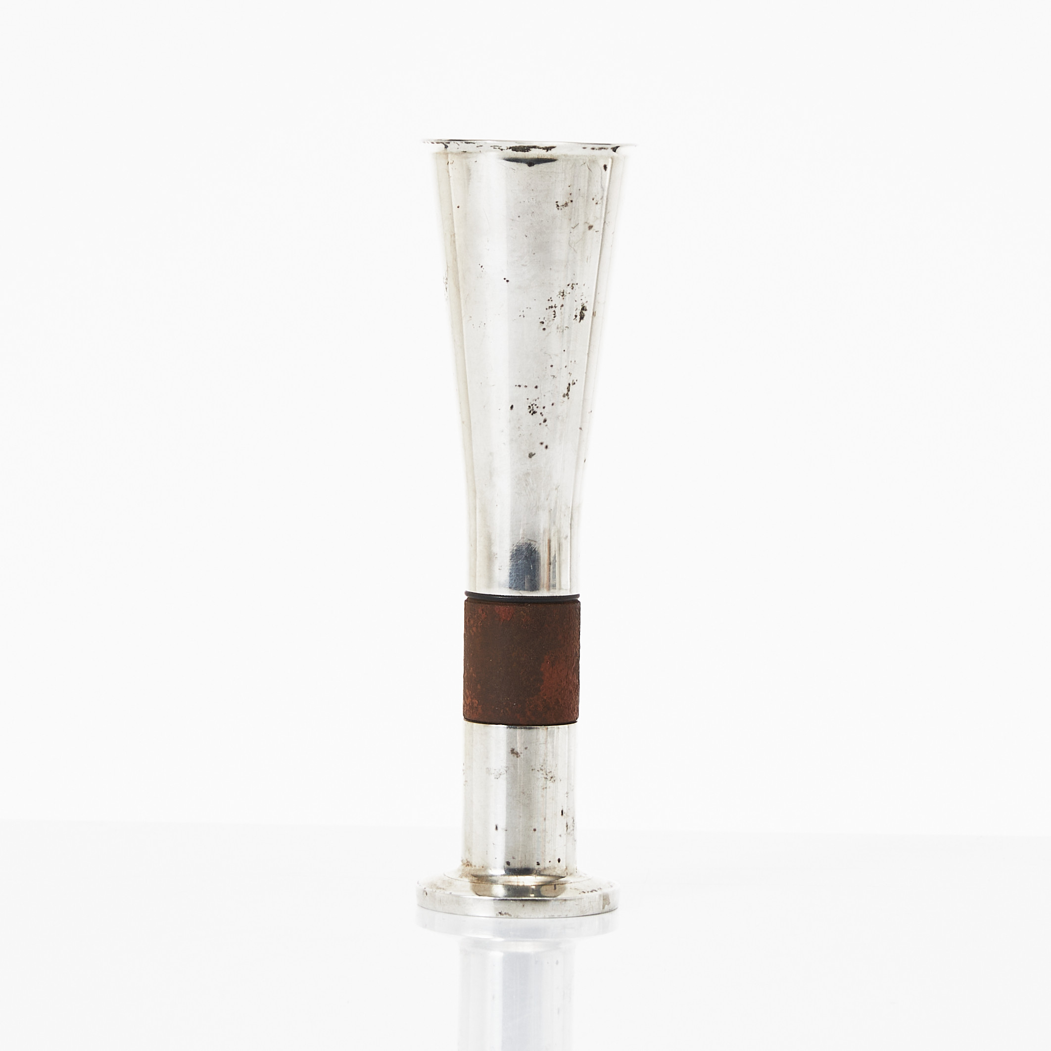 KARLHEINZ SAUER. VAS, silver med rostpatinerad metall.