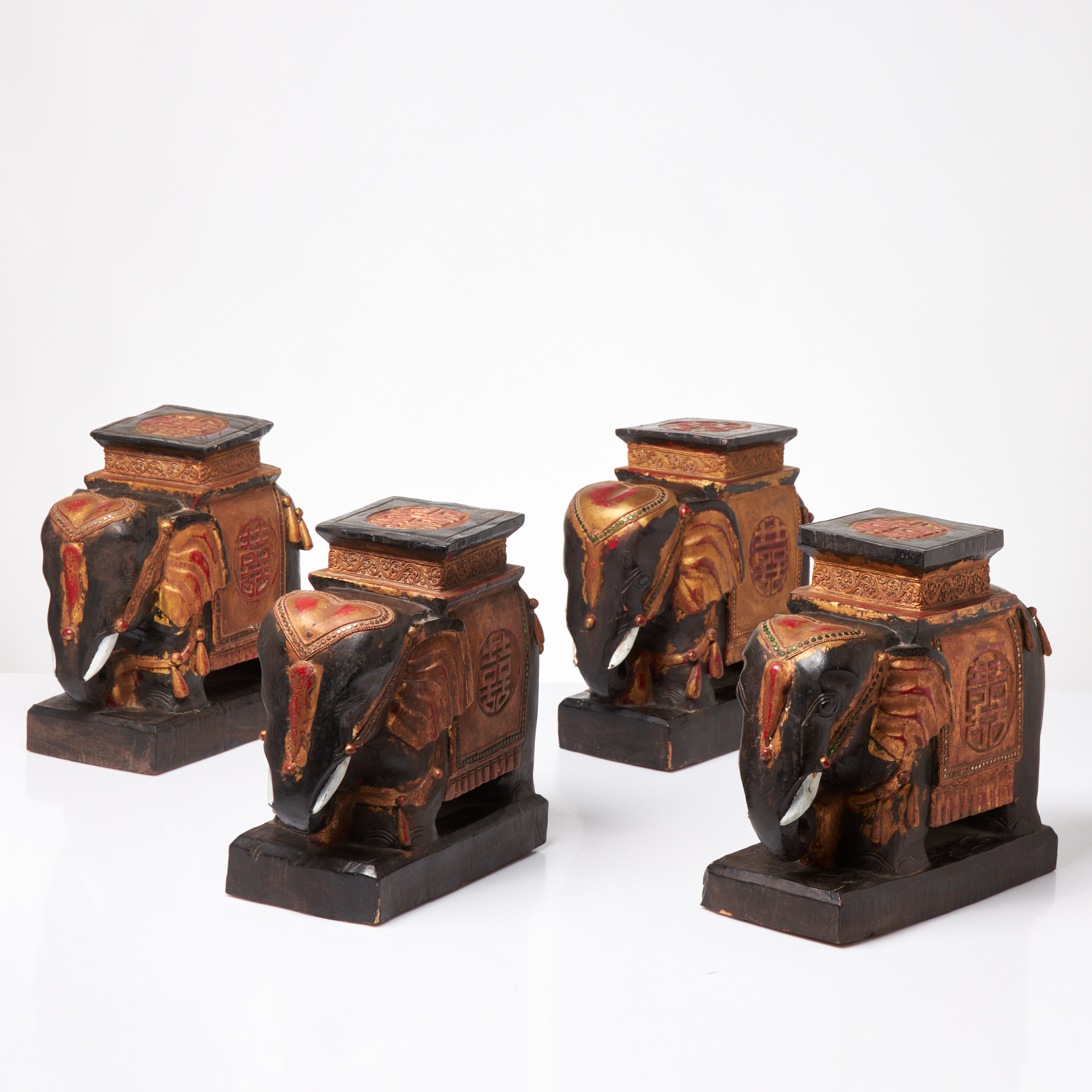 PIDESTALER. 4 st, form av elefanter, skuren dekor, bemålade.
