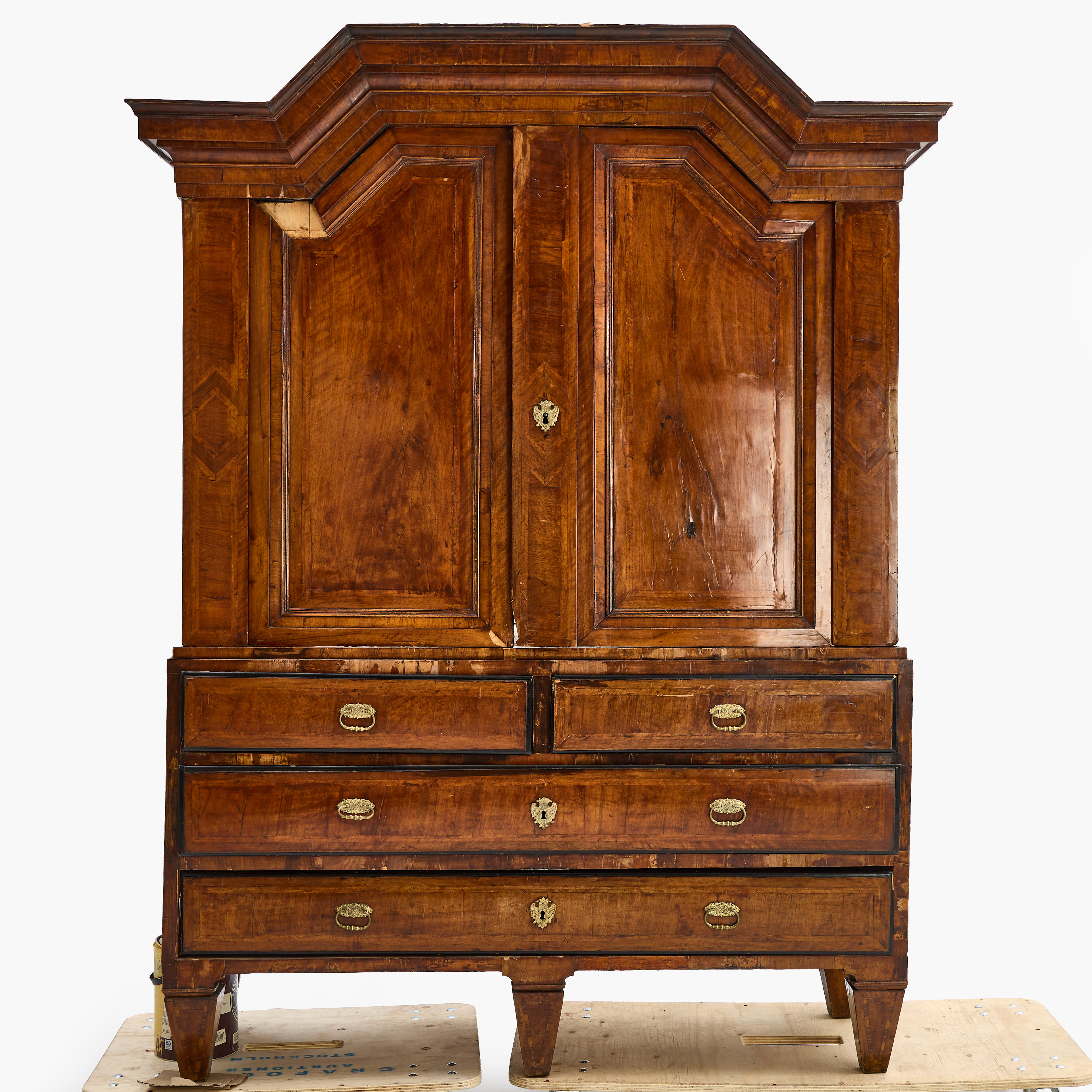 SALSSKÅP, 1700-tal, senbarock, pardörrar med bakomliggande hyllinredning, underdel med 4 lådor.