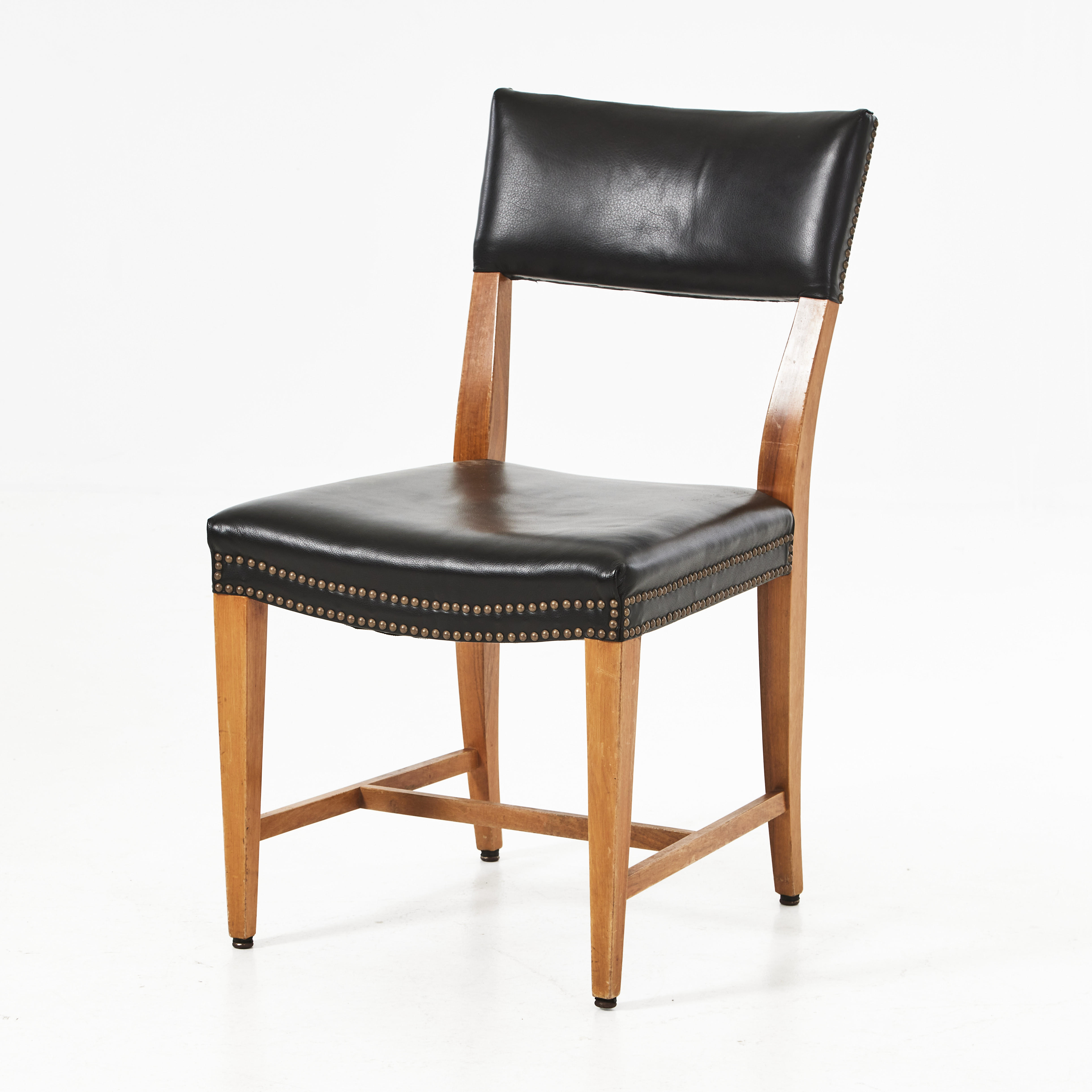 JOSEF FRANK. Stol, Firma Svenskt Tenn, modell 695, mahogny, klädd i svart skinn med pärlspikning.