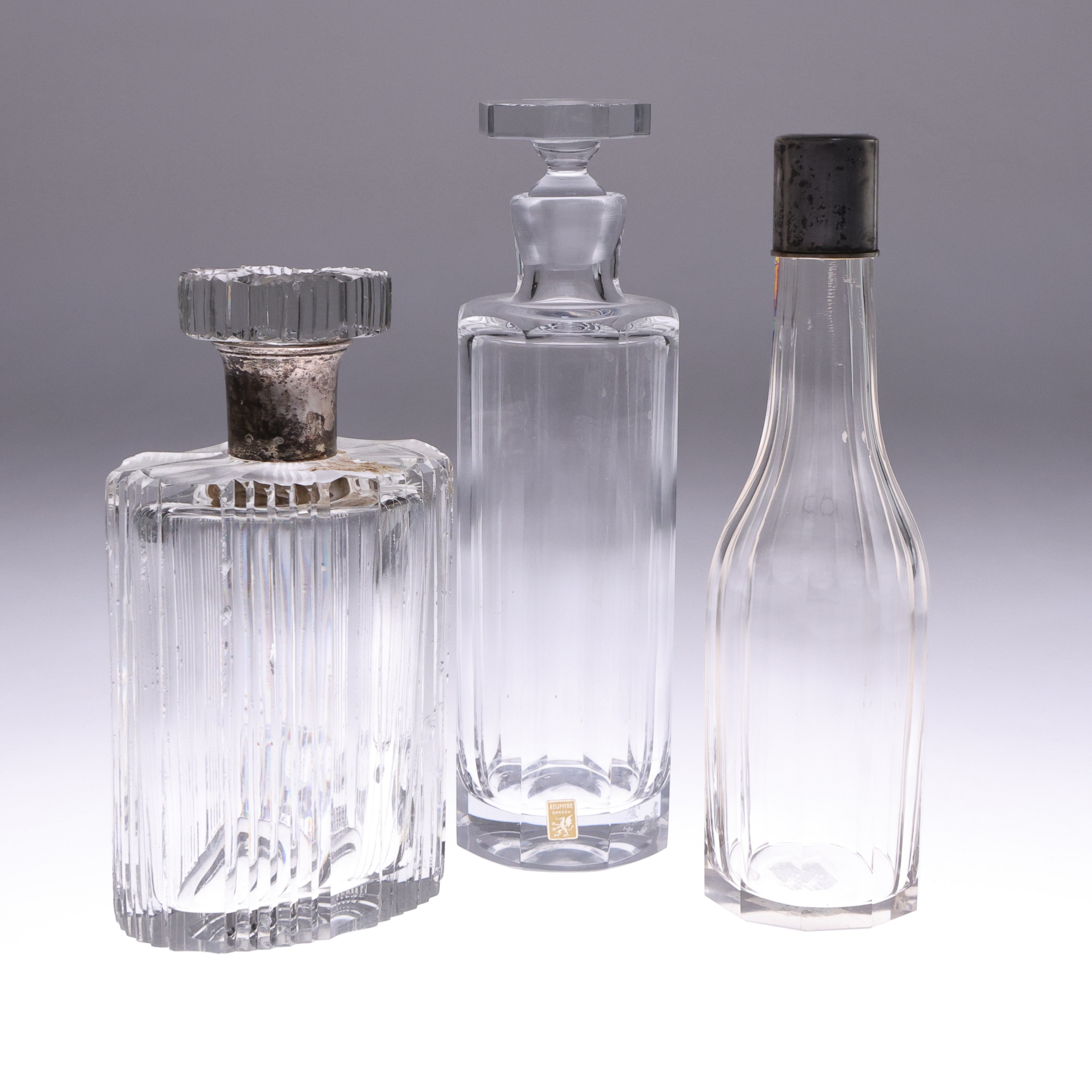 KARAFFER, 3st, glas, varav 2st med silverbeslag.