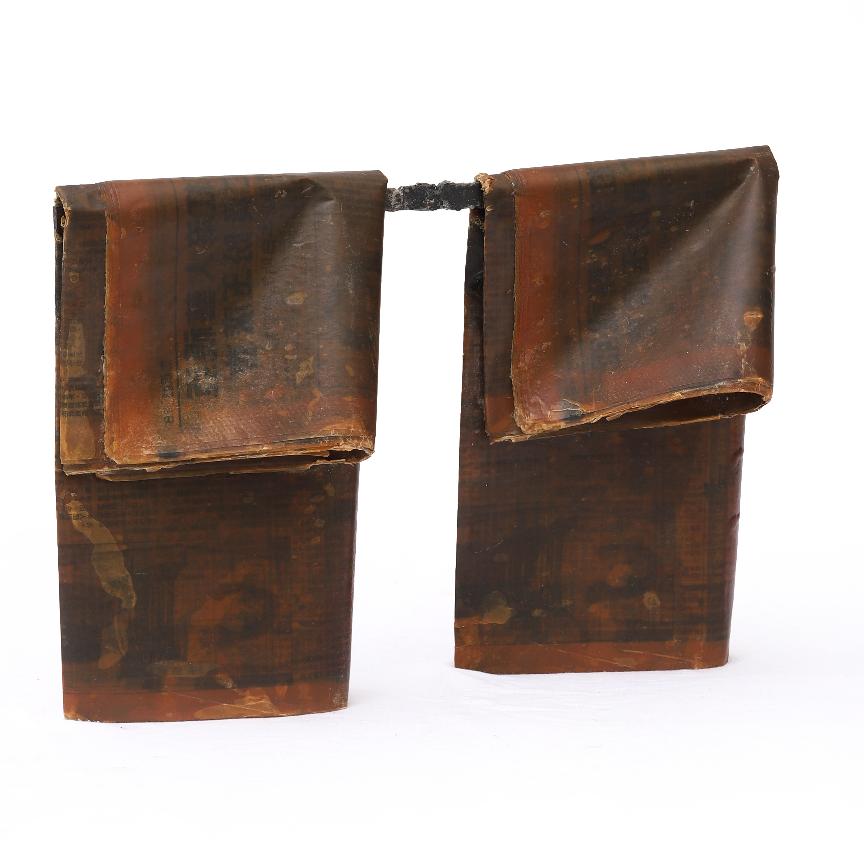 ANNE THULIN (FÖDD 1953). Skulptur, vaxat tidningspapper och järn, signerad och daterad 1992.