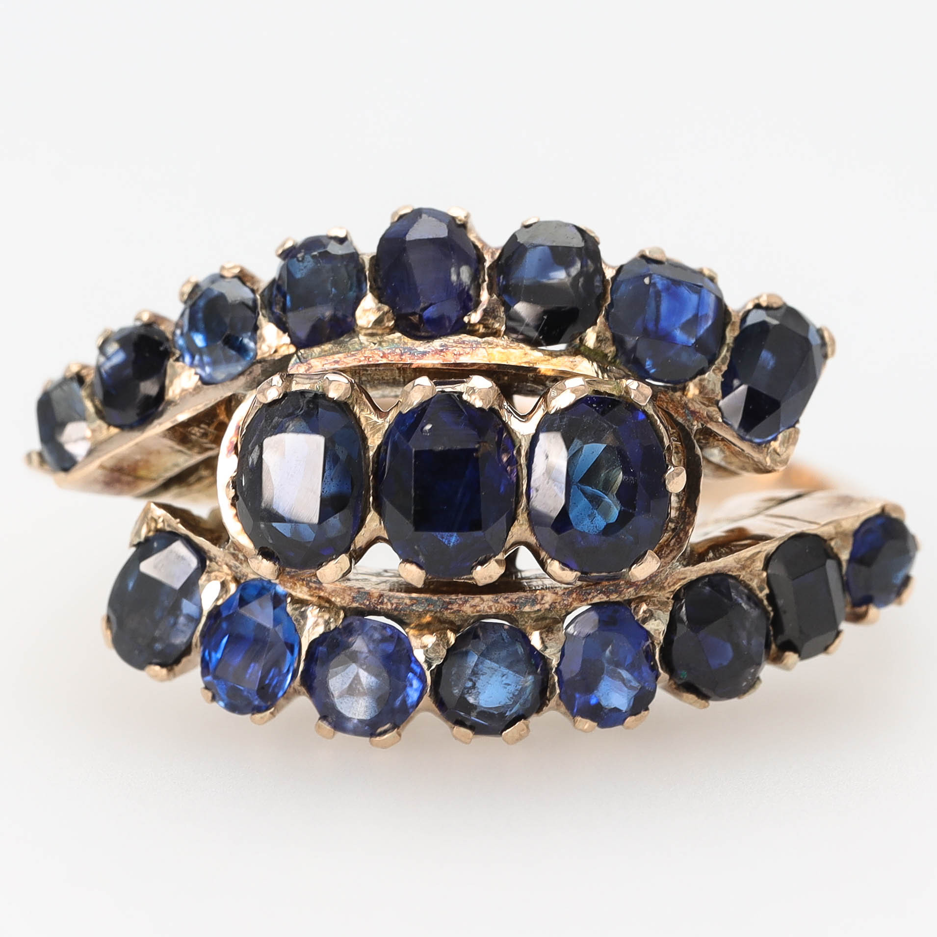 RING, låghaltigt guld, fasettslipade safirer.