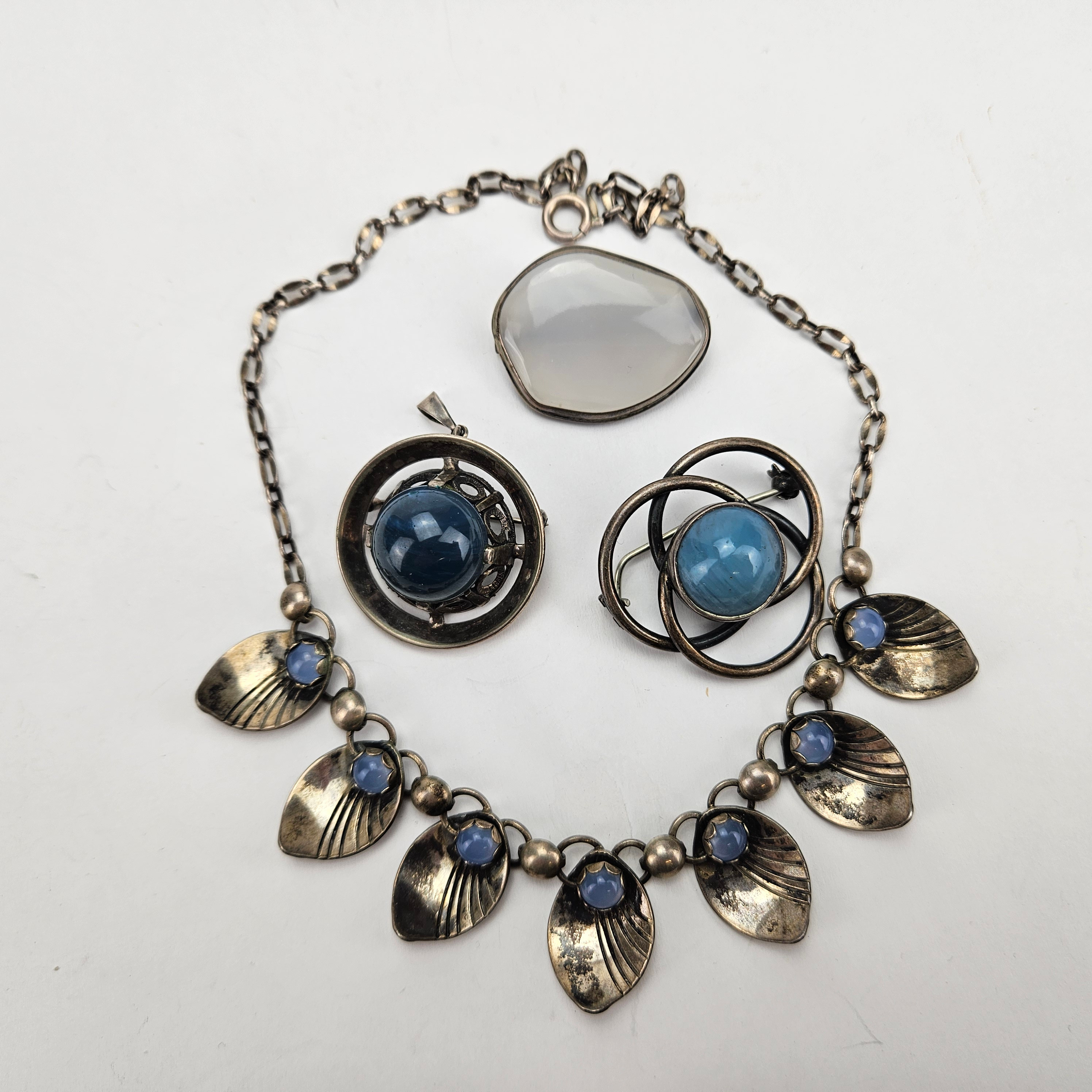 BROSCHER, 2 st, silver, COLLIER OCH BROSCH/HÄNGE, troligen silver, ostämplade.
