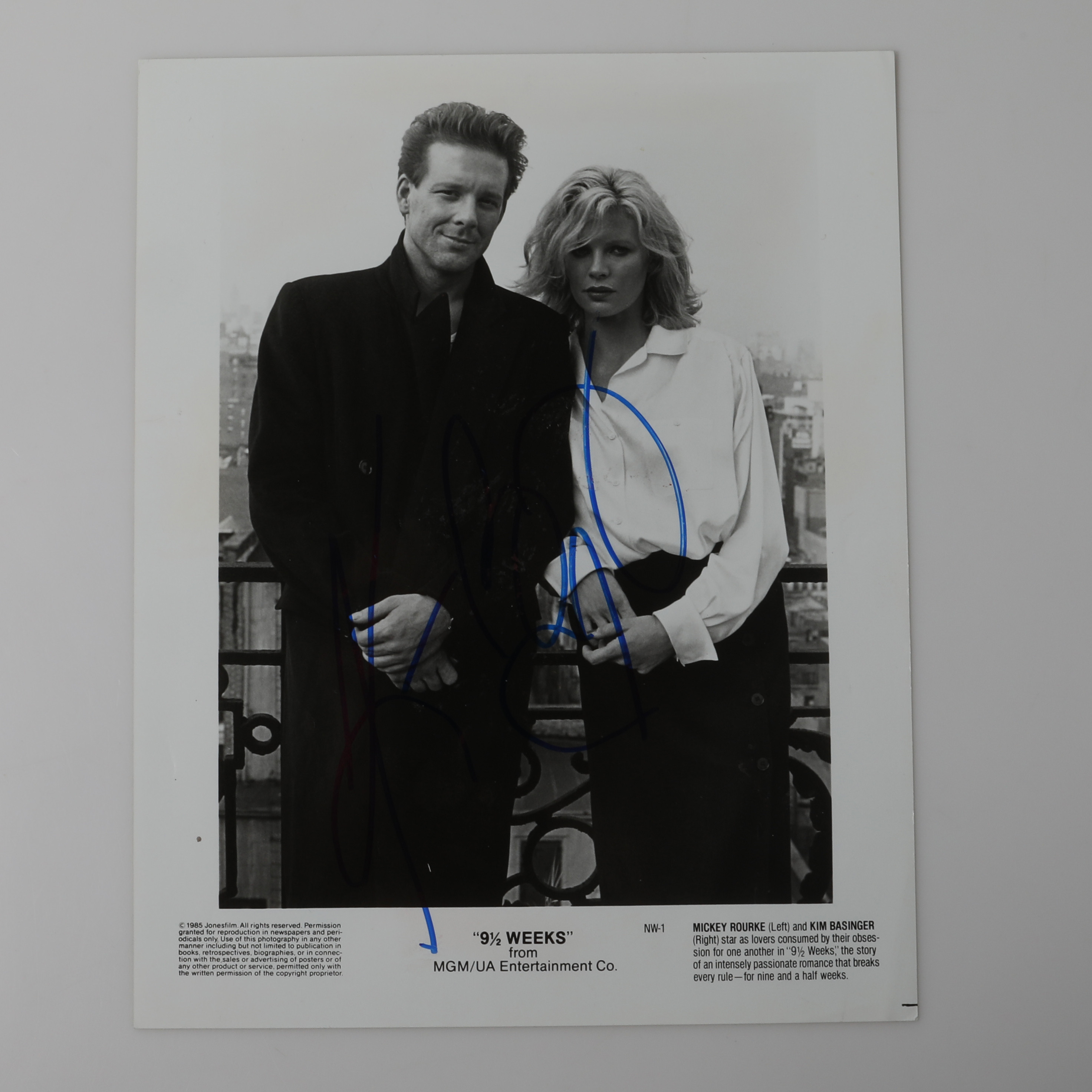 KIM BASINGER. Autograf på bild, MGM/UA Entertainment Co. 1985.