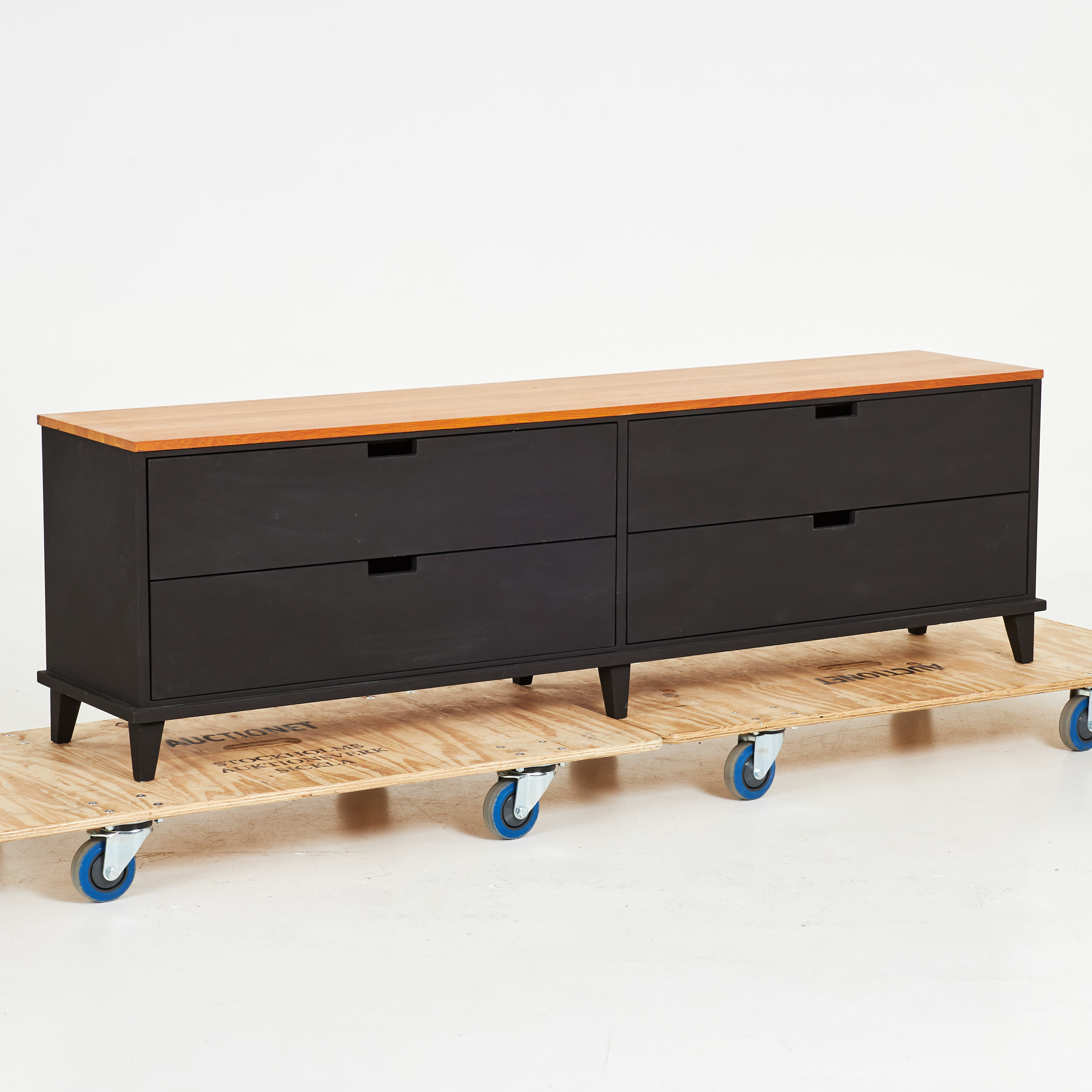 NIRVAN RICHTER. byrå, toppsiva i ek, 4 utdragslådor, Norrgavel, samtida tillverkning.