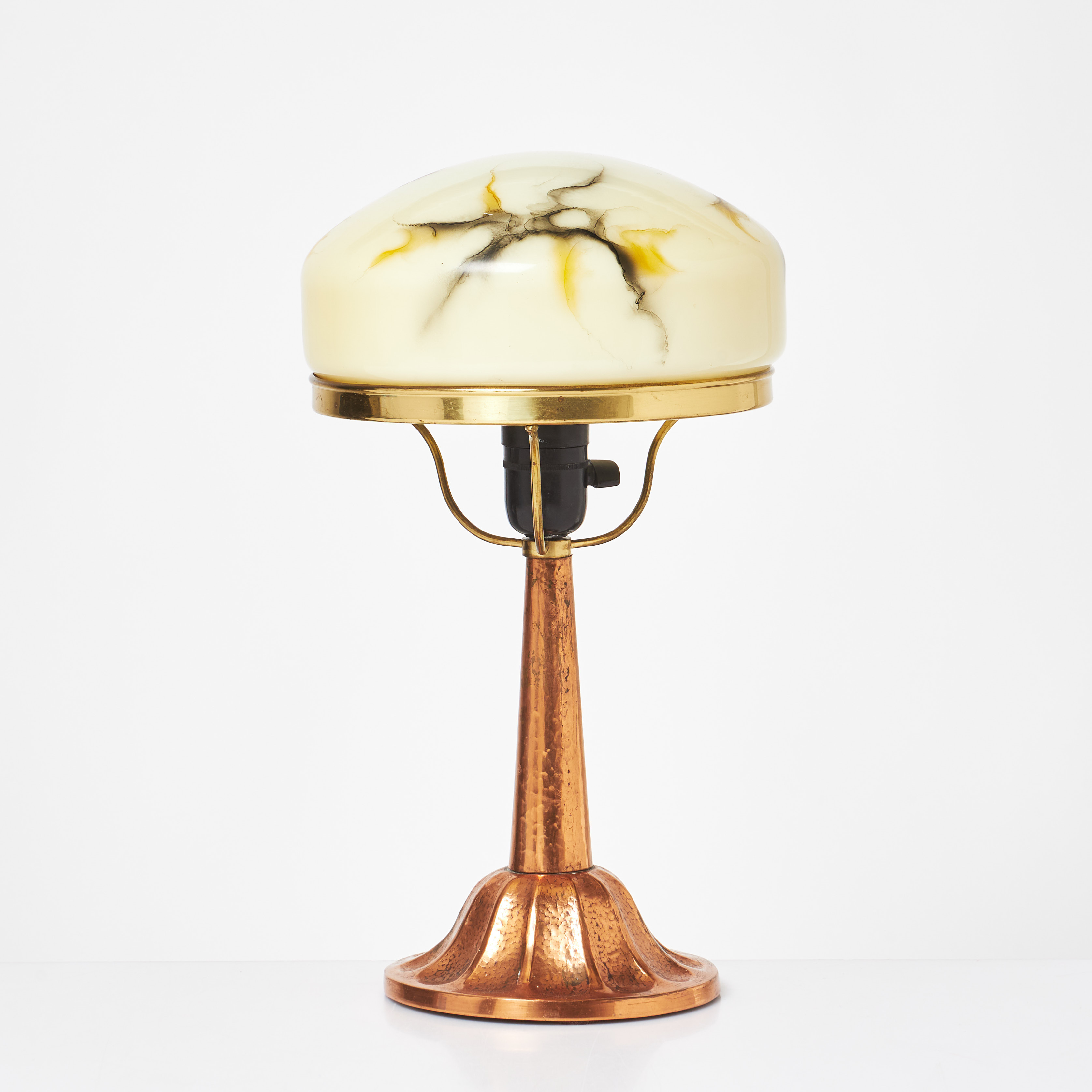 BORDSLAMPA. Strindbergsmodell, stomme i koppar och mässing, kupa i glas, 1900-tal.