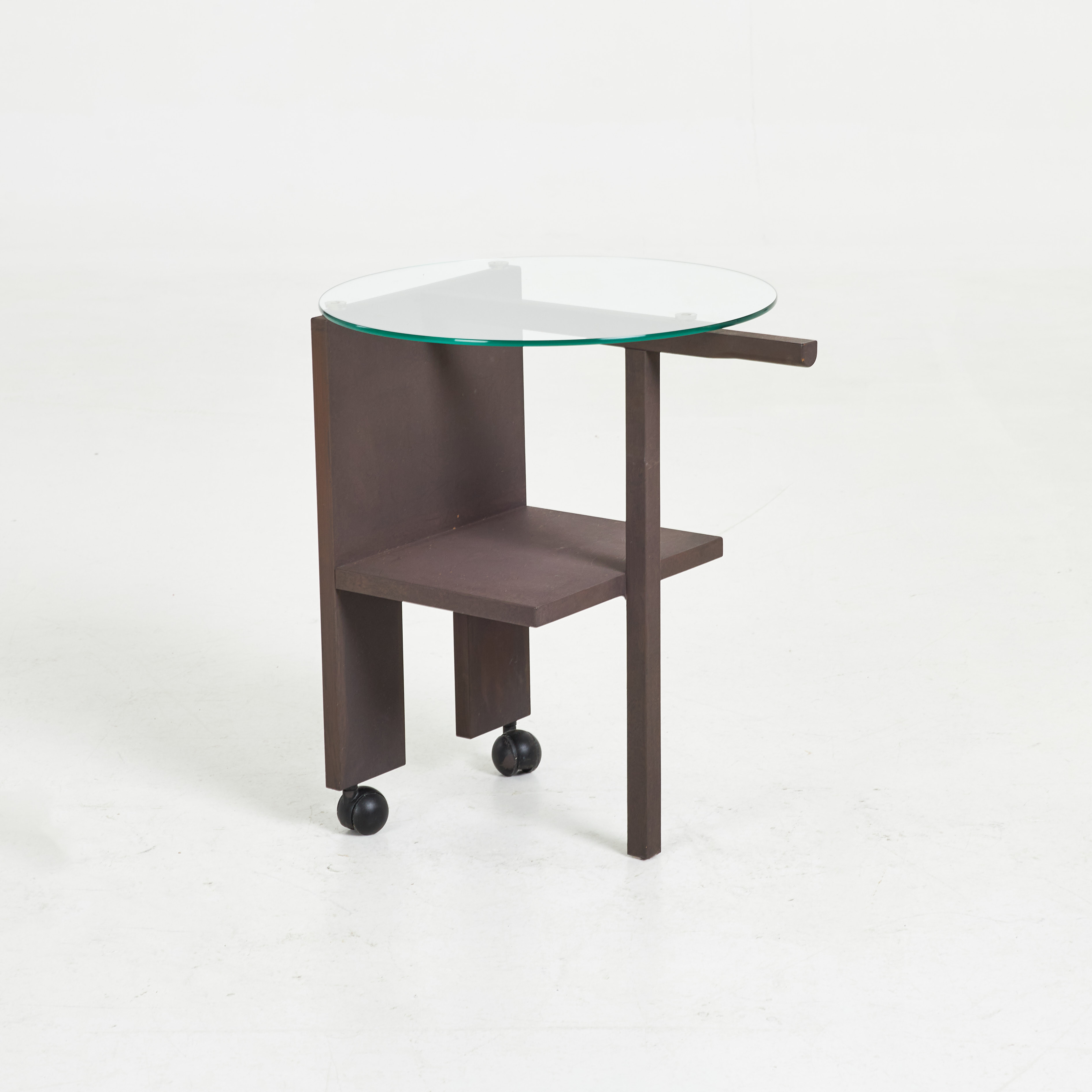 NIRVAN RICHTER. sidobord, "Tidningsrullbord", glasskiva, Norrgavel, formgiven 2001, samtida tillverkning.