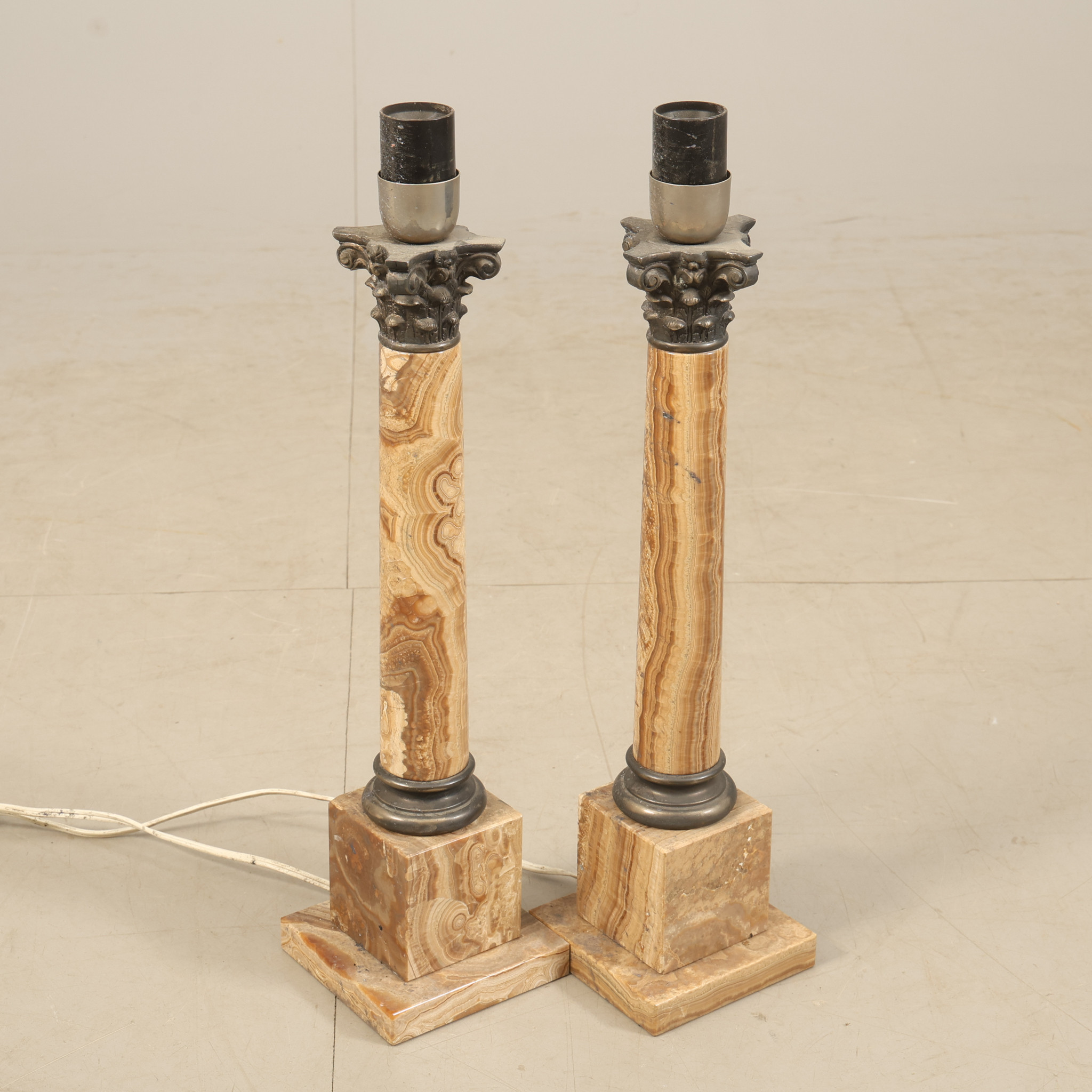 BORDSLAMPOR, ett par, empir stil, 1900-talets första hälft.