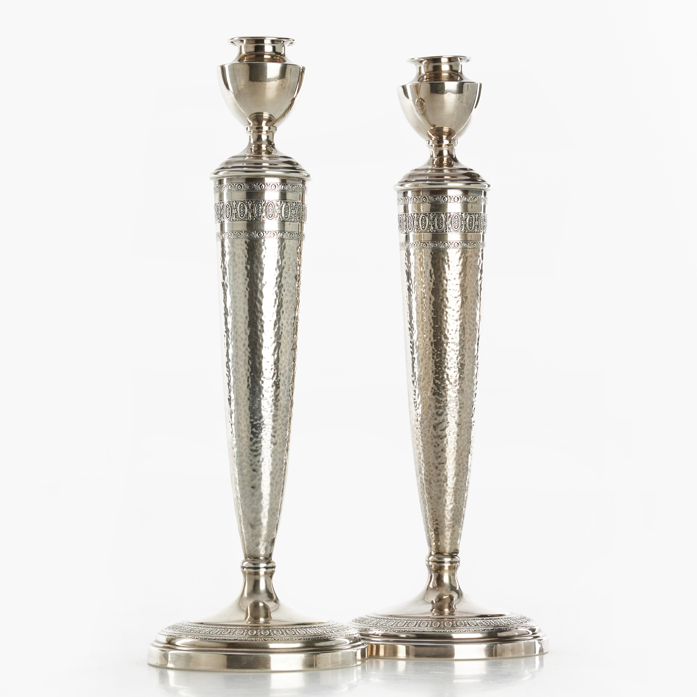 LJUSSTAKAR, ett par, sterlingsilver, 1920-tal, reliefdekor samt hamrad yta.