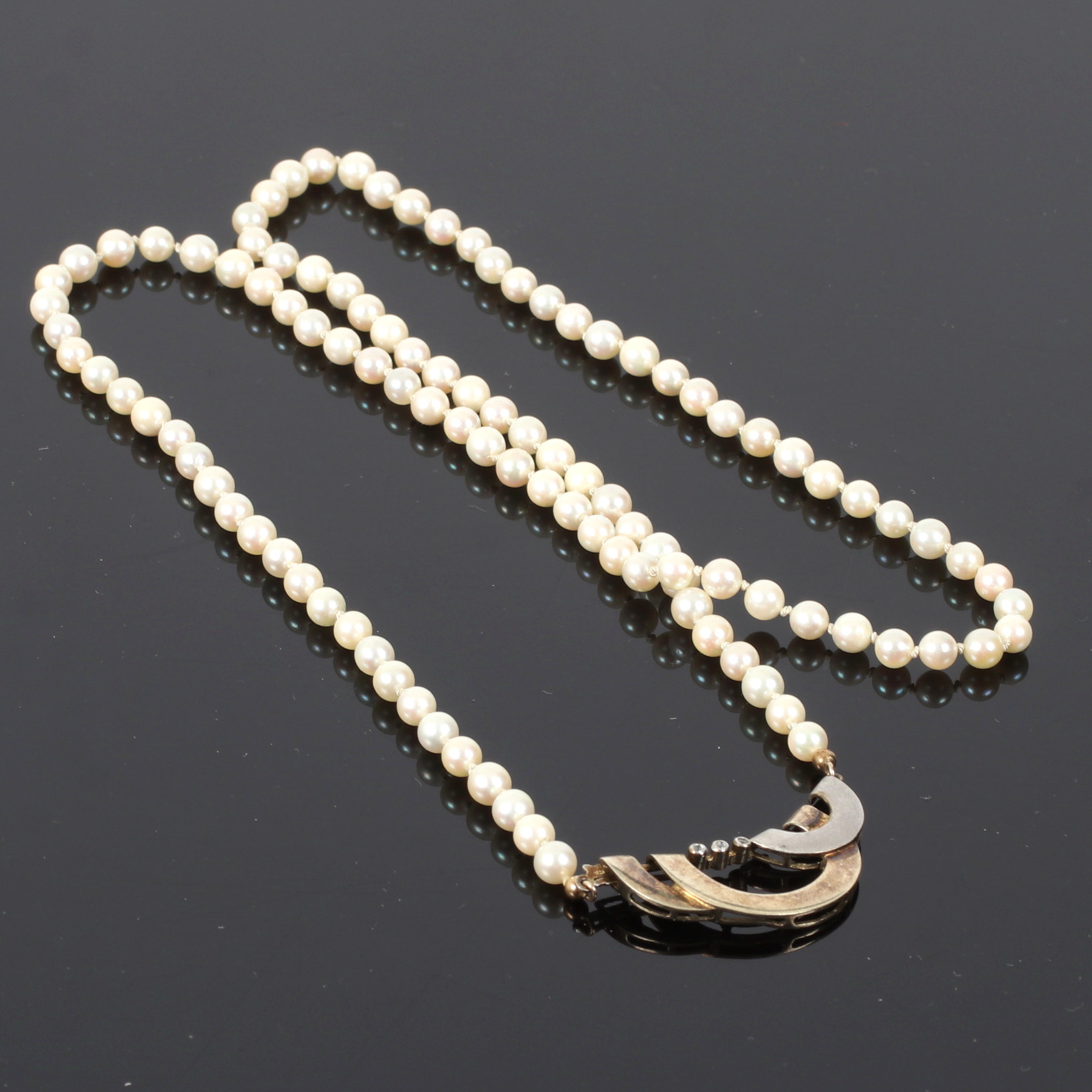 COLLIER, pärlor, lås i förgyllt silver, 1900-tal.