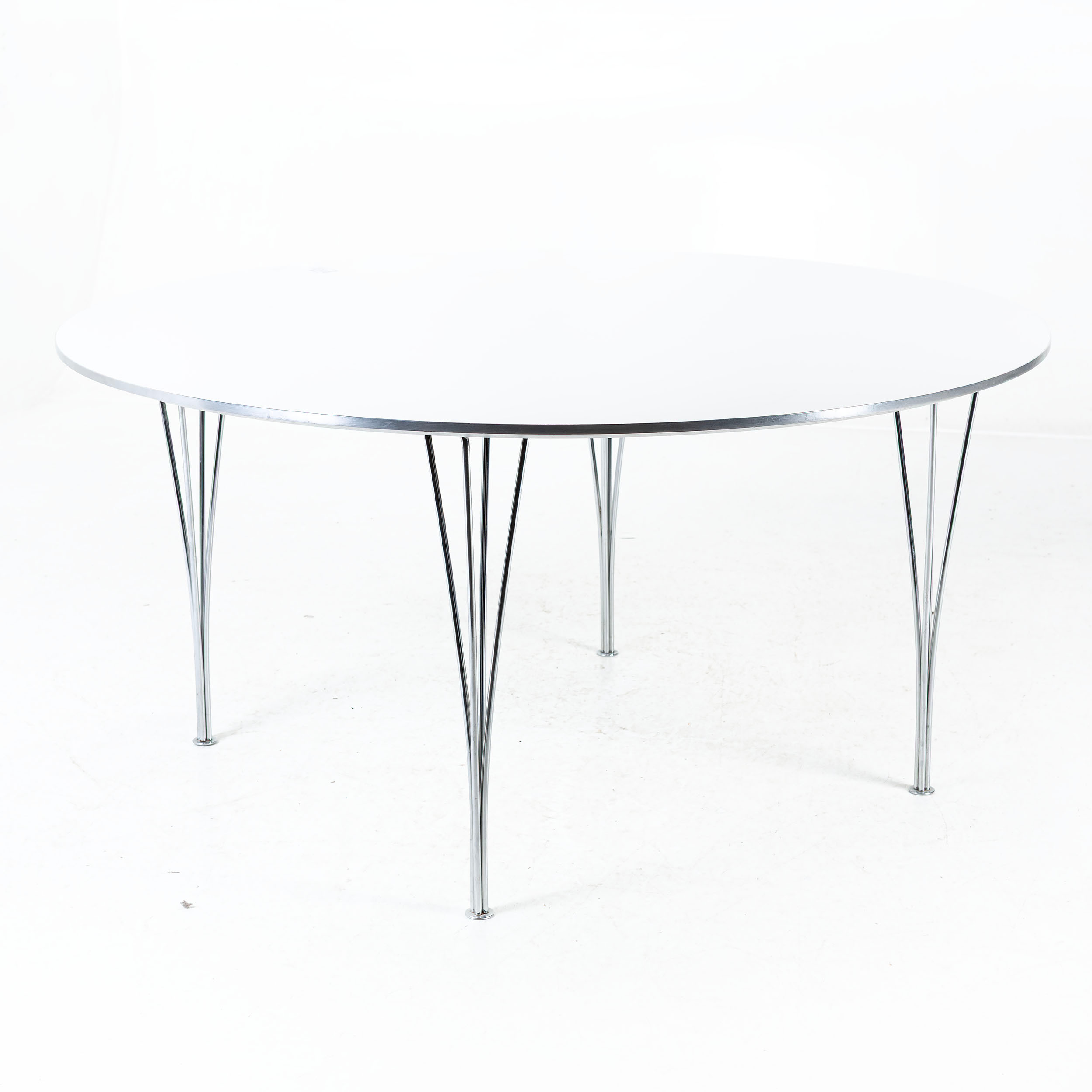 BRUNO MATHSSON & PIET HEIN. Matbord, vitlaminerad skiva med kromad benställning, Fritz Hansen, Danmark, 1983.