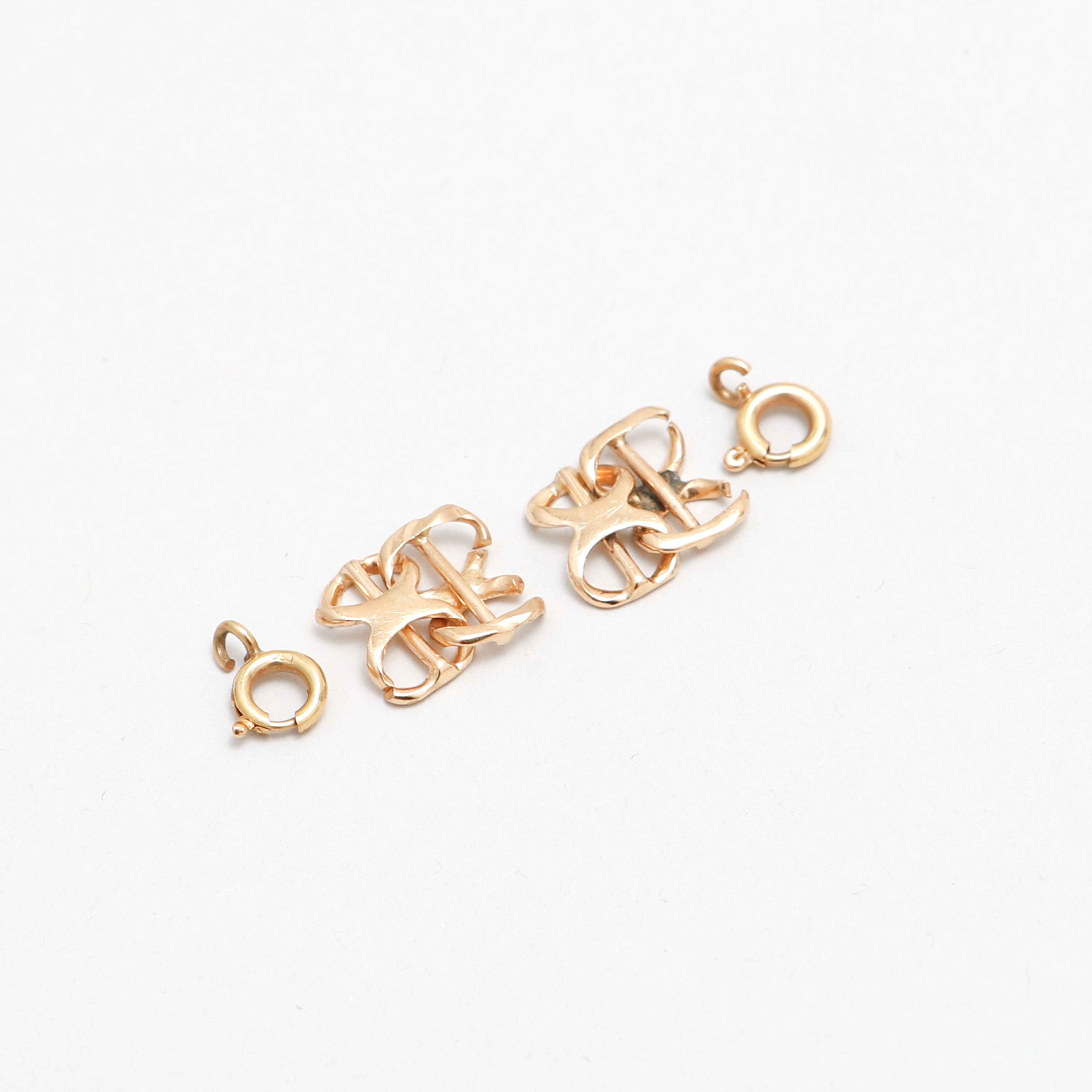 SKROTGULD, 4 delar, 18k guld, vikt ca 2,1 gram.